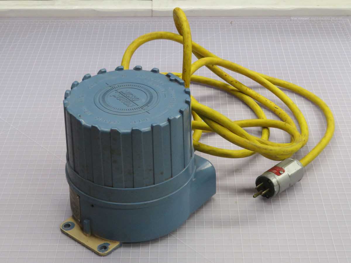 MICRO MOTION RFT9739E 4SU FLOW XMITTER, 85-205VAC POWER, 4-20MA OUT, HART COMM, NEMA 4X/IP66 ENC - FLOW METER