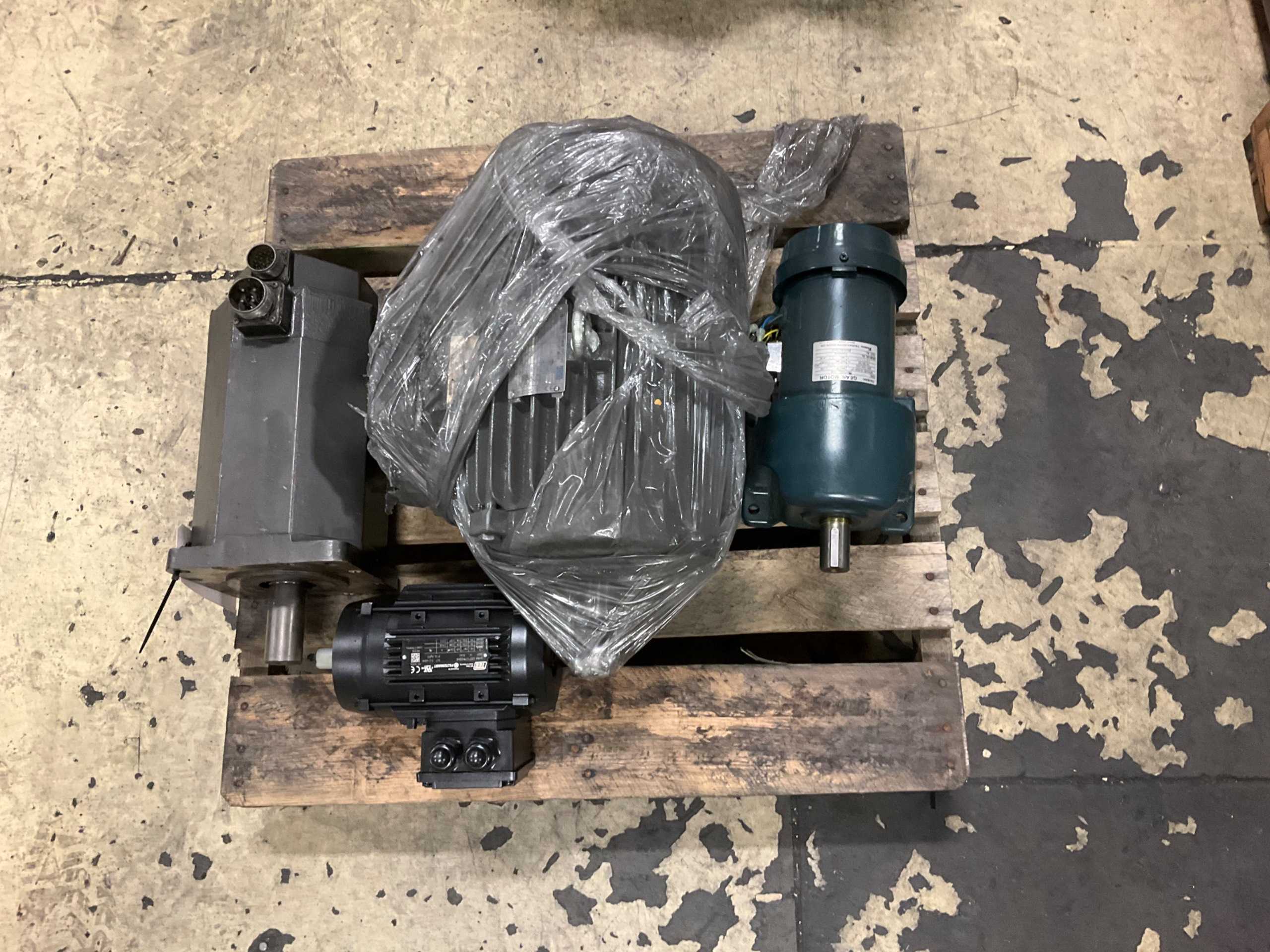 QTY 4: AC MOTORS - AC MOTOR