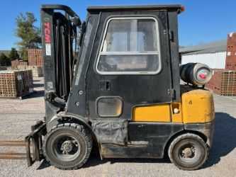 2002 TCM 2K FORKLIFT, 2000LB CAPACITY, 118IN MAST, LPG/GASOLINE, PNEUMATIC TIRES - SIT-DOWN FORKLIFTS