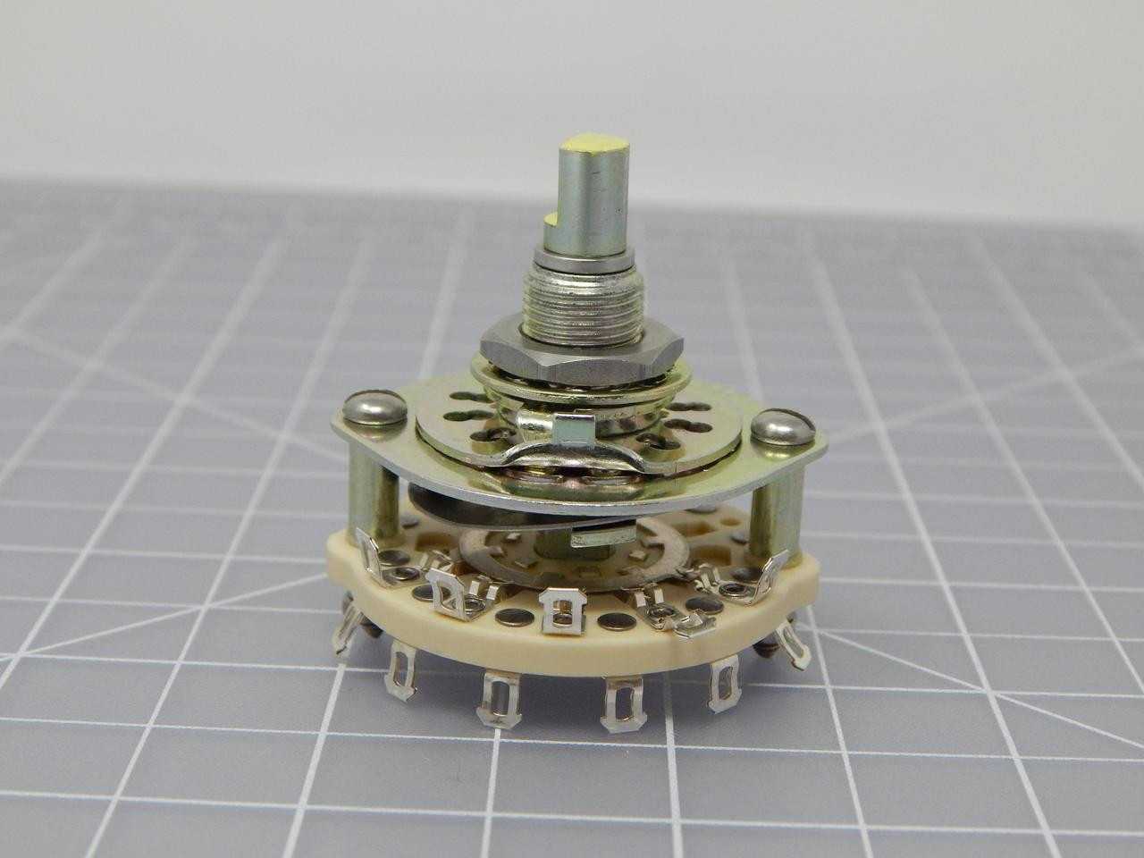 Micro Switch 114V8014-5 Rotary Switch, SPDT, Momentary, 3 Positions, 5A Current, 28VDC Voltage - SWITCHES