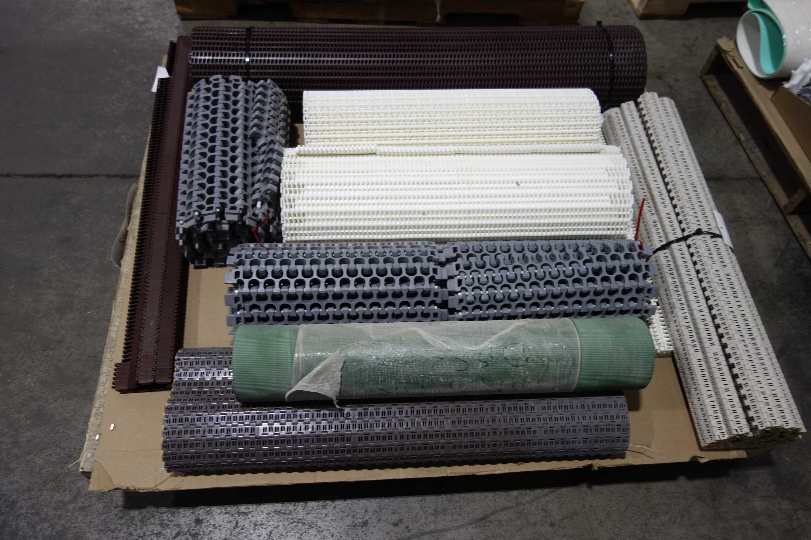 4 PALLETS OF ASSORTED CONVEYOR PARTS AND ACCESSORIES - CONVEYOR PARTS
