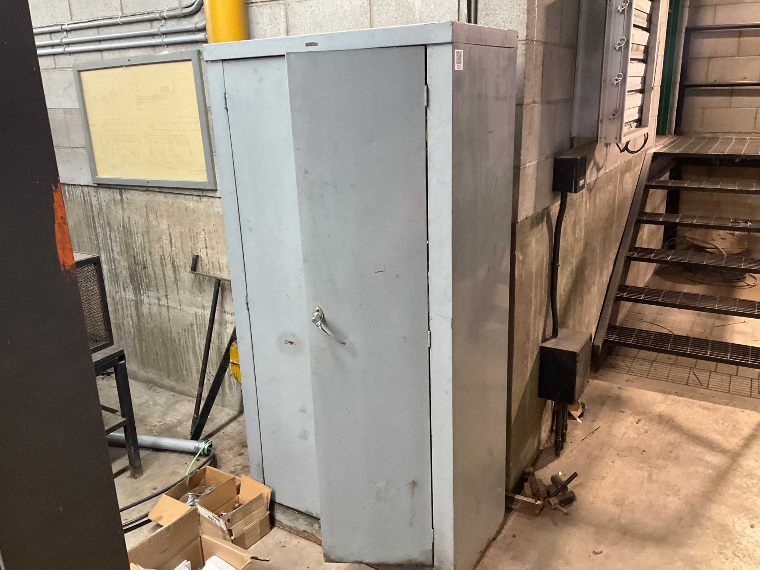 DENNISTEEL STORAGE CABINET WITH PARTS - STORAGE CABINET