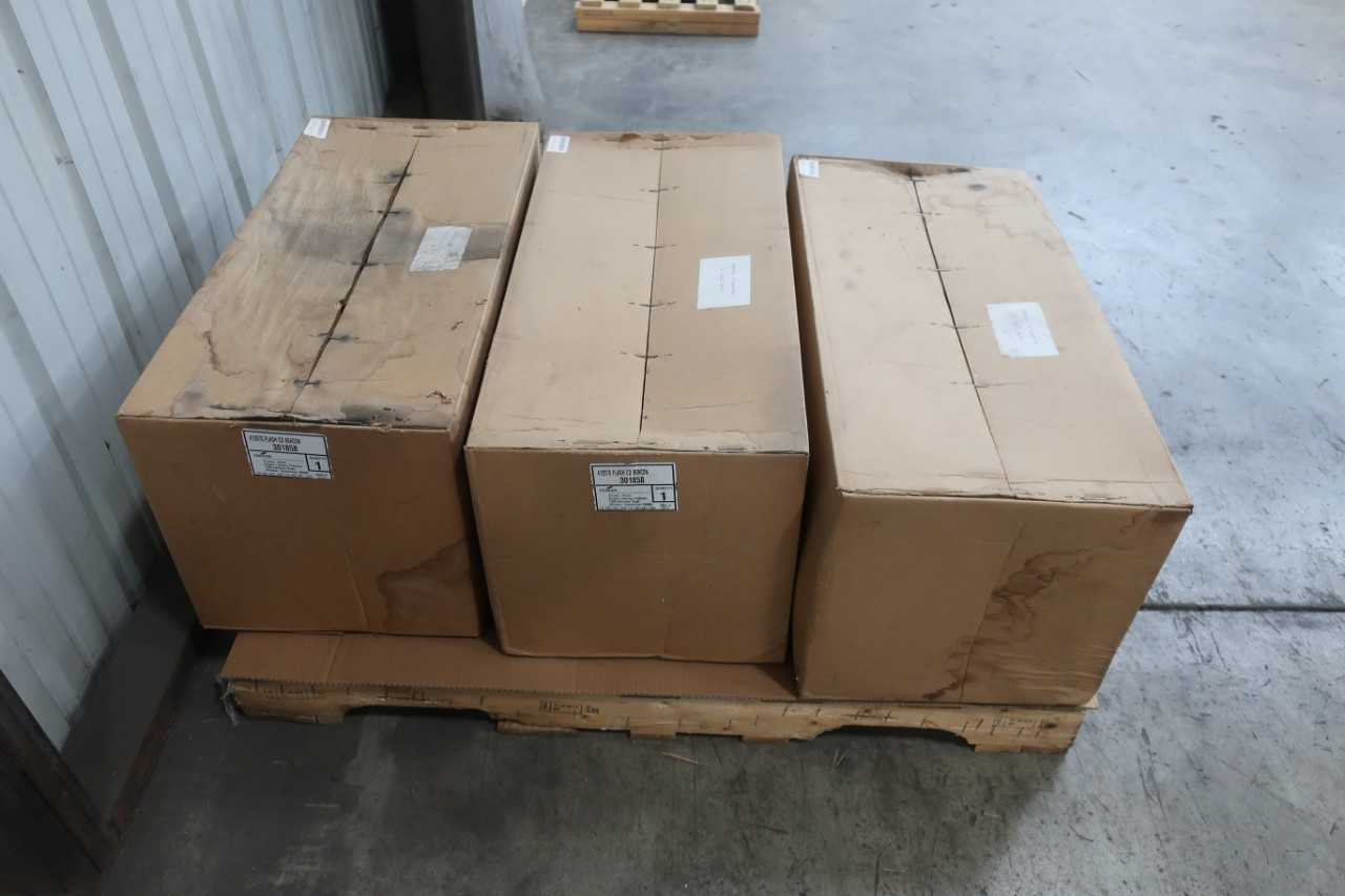 SKU 1067862 - LOT OF 3 CROUSE HINDS 41257G FLASHING BEACONS