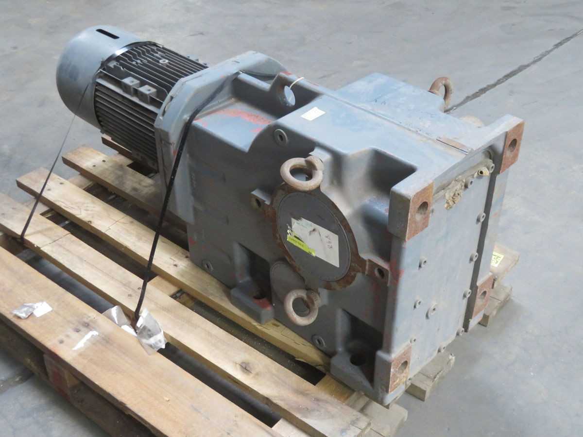 FLENDER K148-M132SB4-L80/63NH 0122708/2 MOTOR GEAR REDUCERS,5.5 KW POWER,23 RPM OUTPUT SPEED - GEARMOTOR
