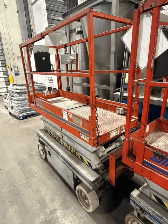 1995 SKYJACK M3219 SCISSOR LIFT, 19FT HT, 500LB CAP, 2520LB WT, 24V DC - SCISSOR LIFTS