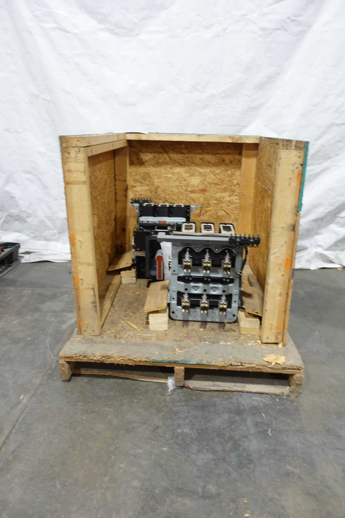 LOT OF 2 GENERAL ELECTRIC AKR-6D-30S LOW VOLTAGE CIRCUIT BREAKERS - CIRCUIT BREAKERS