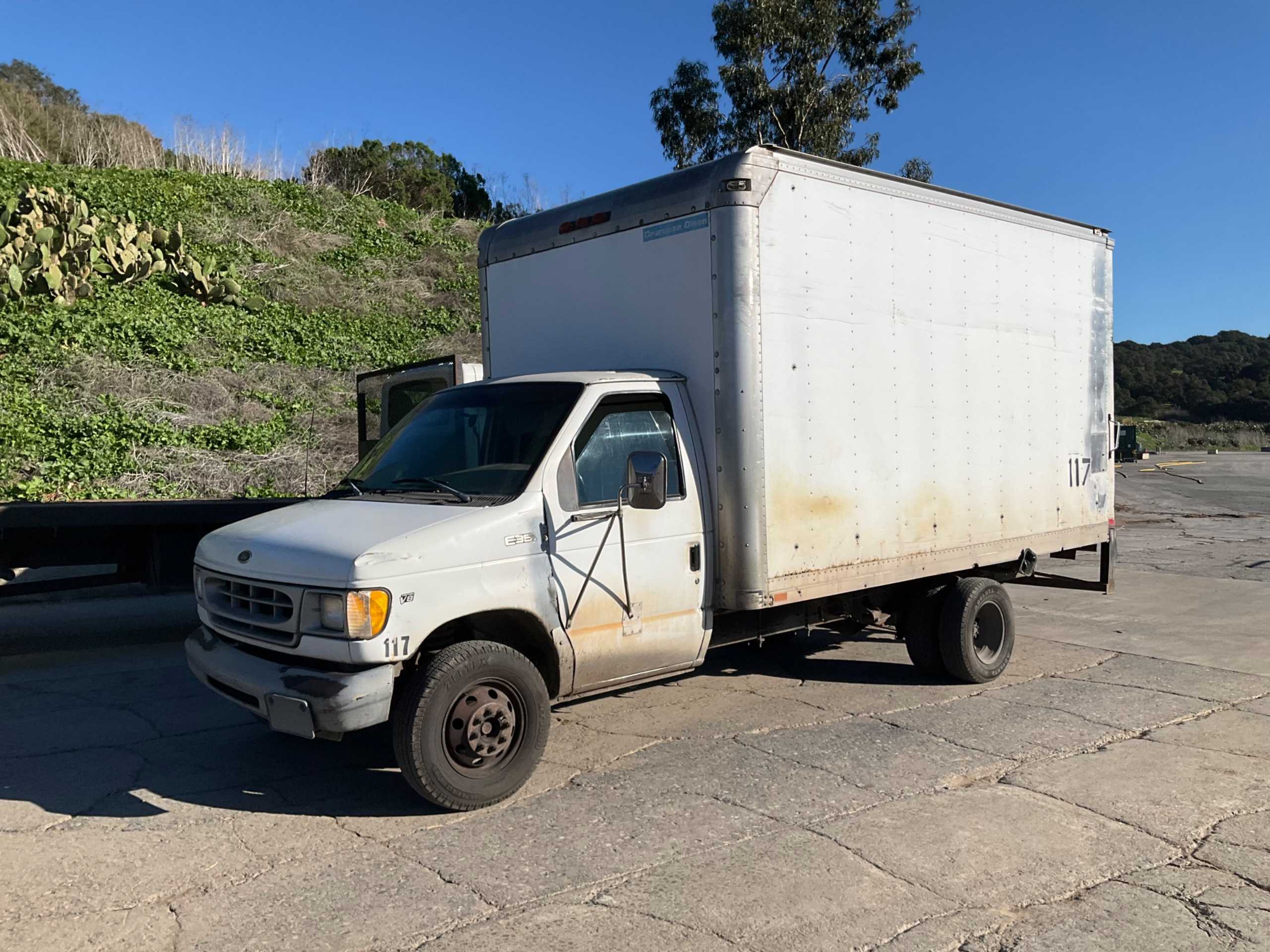 1994 FORD E-350 STRAIGHT CARGO TRUCK - STRAIGHT CARGO TRUCKS