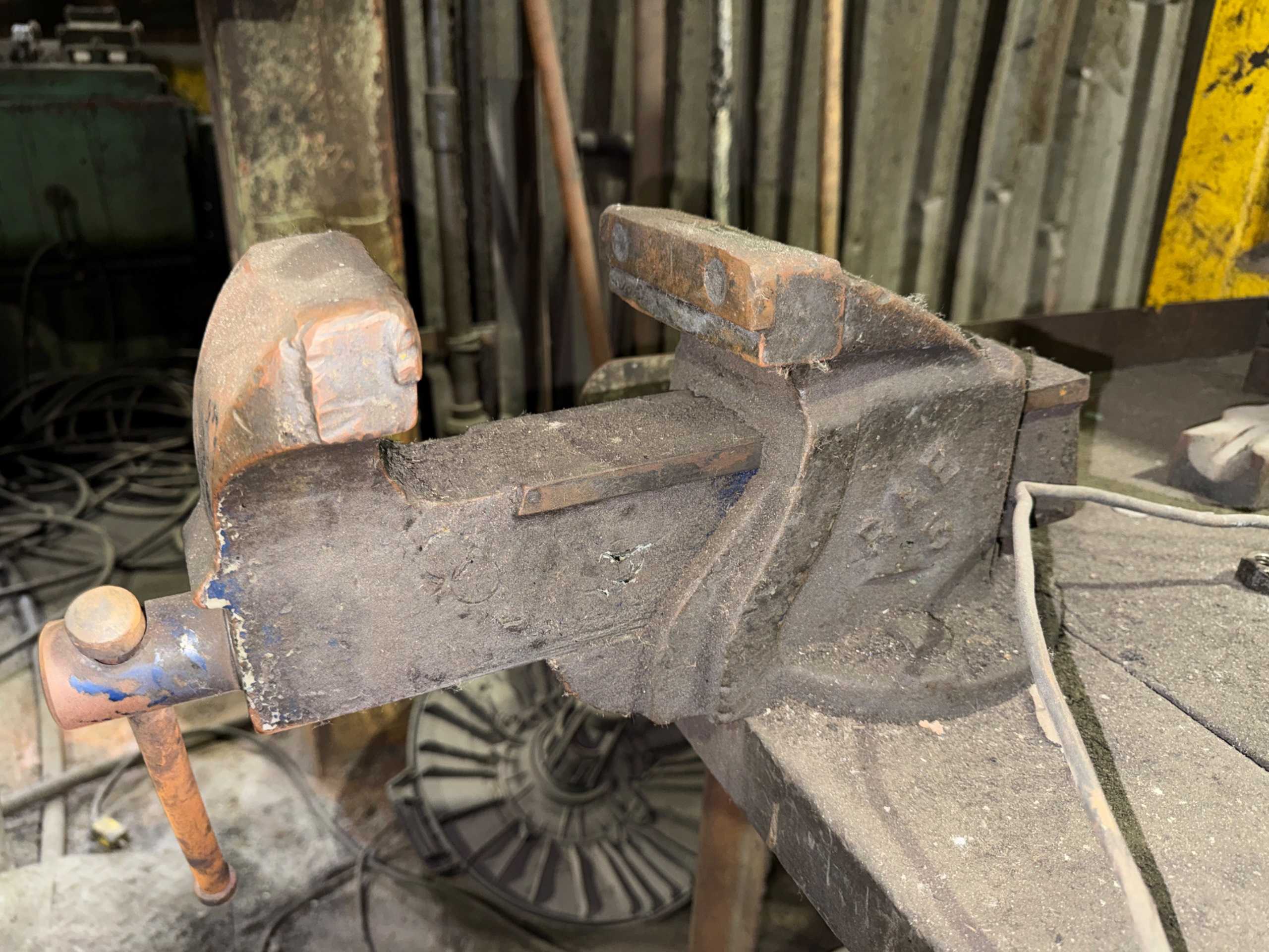 WORK TABLE WITH VISE & BENCH GRINDER - BENCH GRINDERS