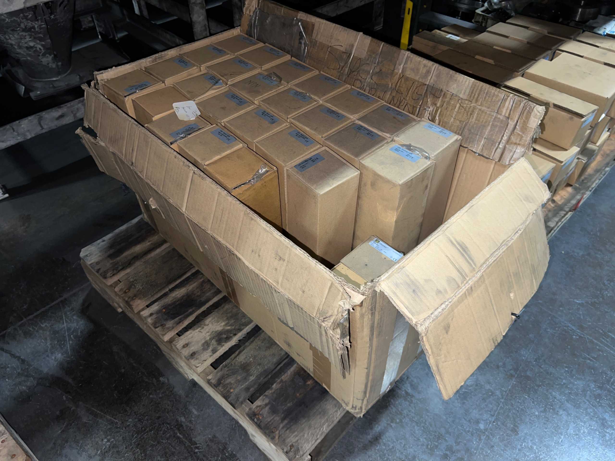 BULK QTY OF LED LIGHTING - LIGHTING
