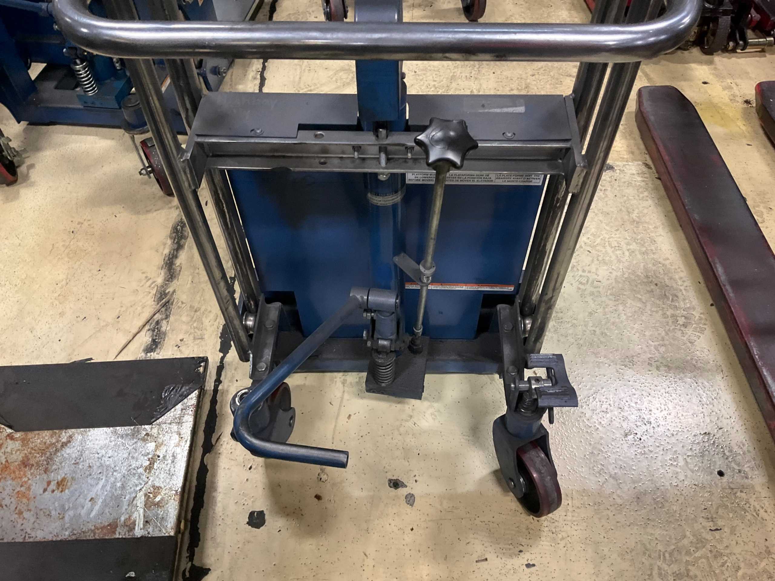 HYDRAULIC STRADDLE STACKER - MATERIAL HANDLING EQUIPMENT