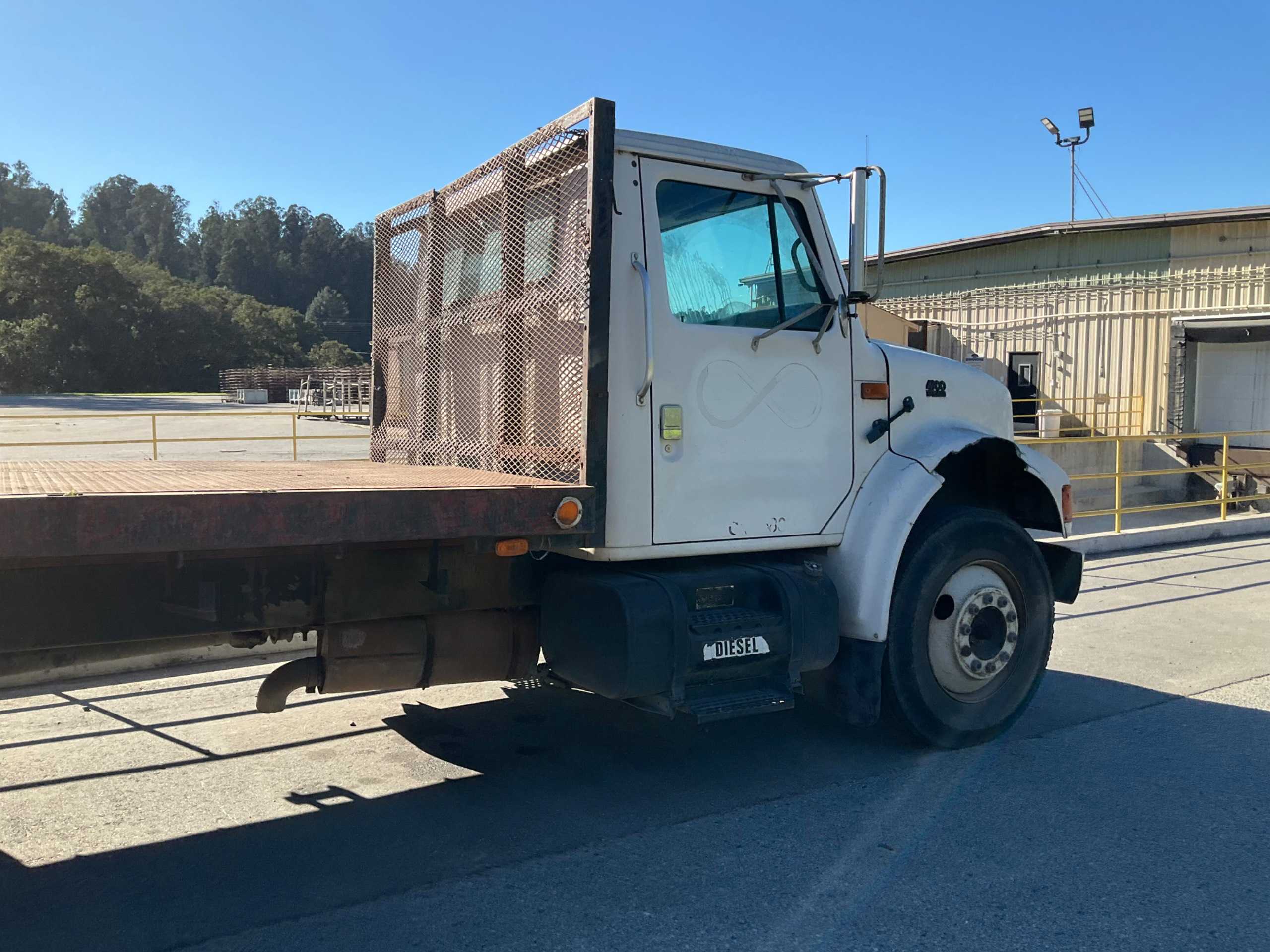 1994 INTERNATIONAL 4900 4X2 FLATBED TRUCK - FLATBED TRUCK