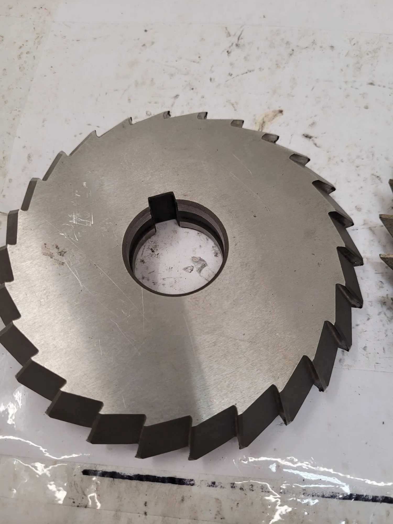 HSS LOT OF 2 SINGLE ANGLE MILLING CUTTERS: 5IN SAW, 60° AND 90° - MACHINE TOOLING