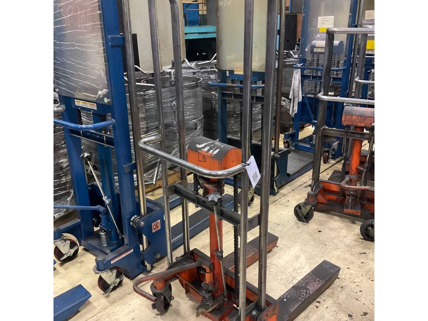 HYDRAULIC STRADDLE STACKER - MATERIAL HANDLING EQUIPMENT