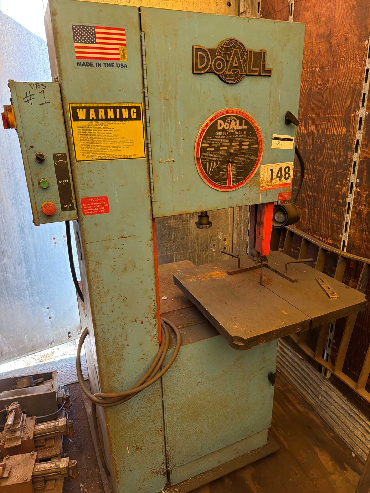 DOALL 2013-V VERTICAL BAND SAW, 20IN THROAT, 13IN HEIGHT, 2HP, 26X26IN TABLE - VERTICAL BAND SAWS