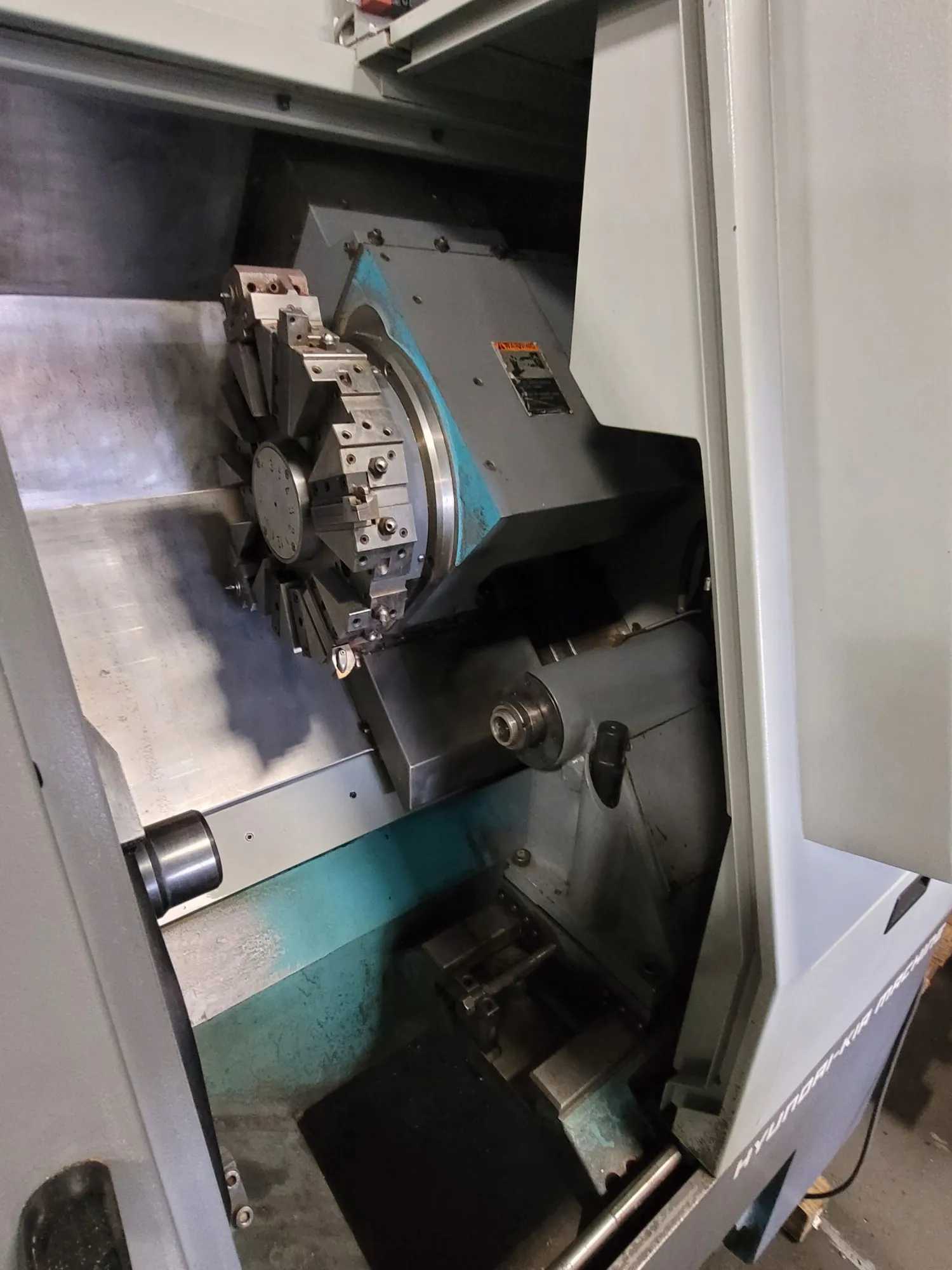 HYUNDAI-KIA SKT100 CNC TURNING CENTER, 12 POS. TURRET, 6000RPM, 21.7" SWING, 8377LBS - CNC LATHES