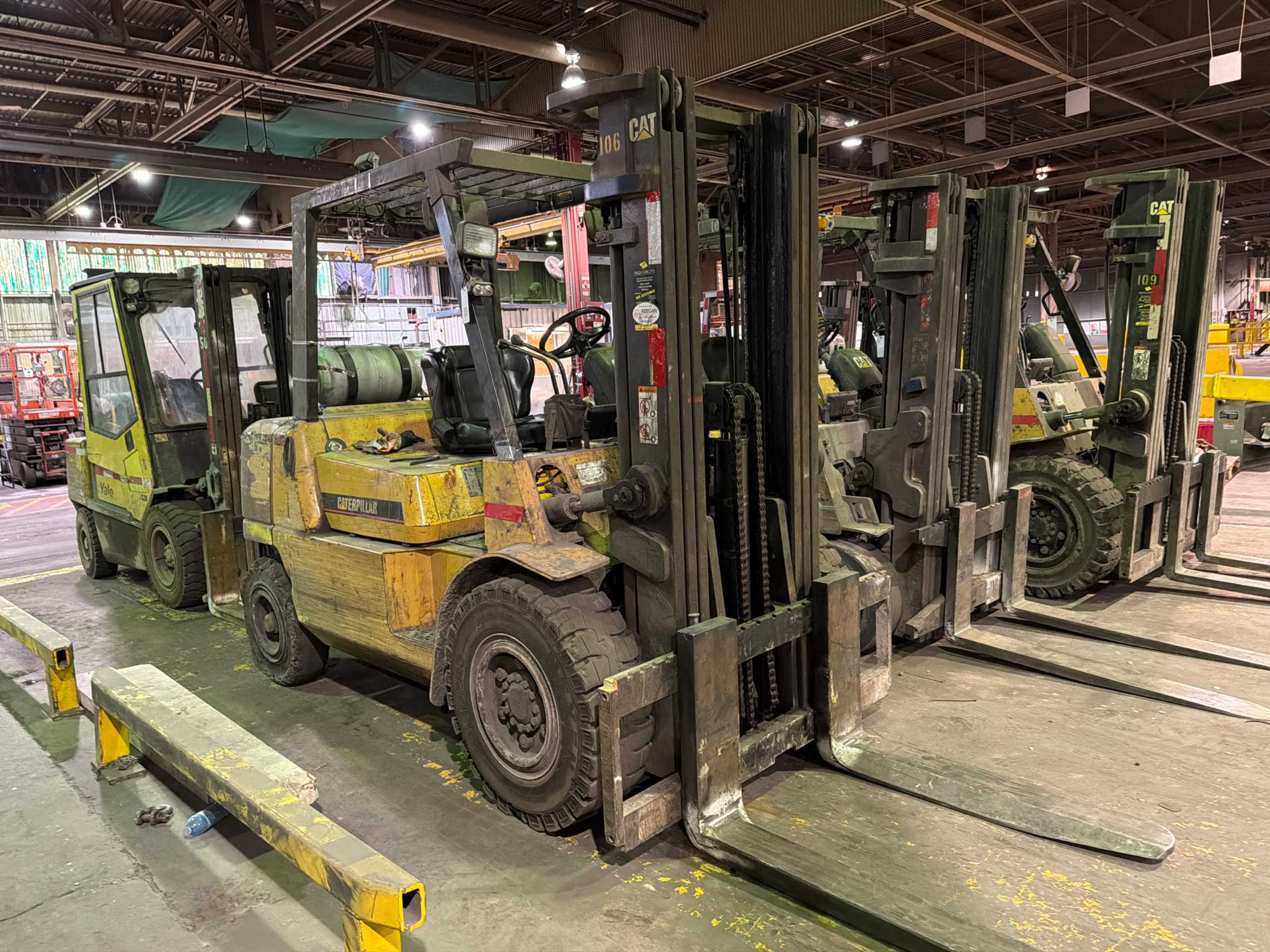 CATERPILLAR GP40K1 FORKLIFT 8,000LBS CAPACITY, 4.3L V6 ENGINE, LPG/GASOLINE, SOLID CUSHION TIRES - SIT-DOWN FORKLIFTS