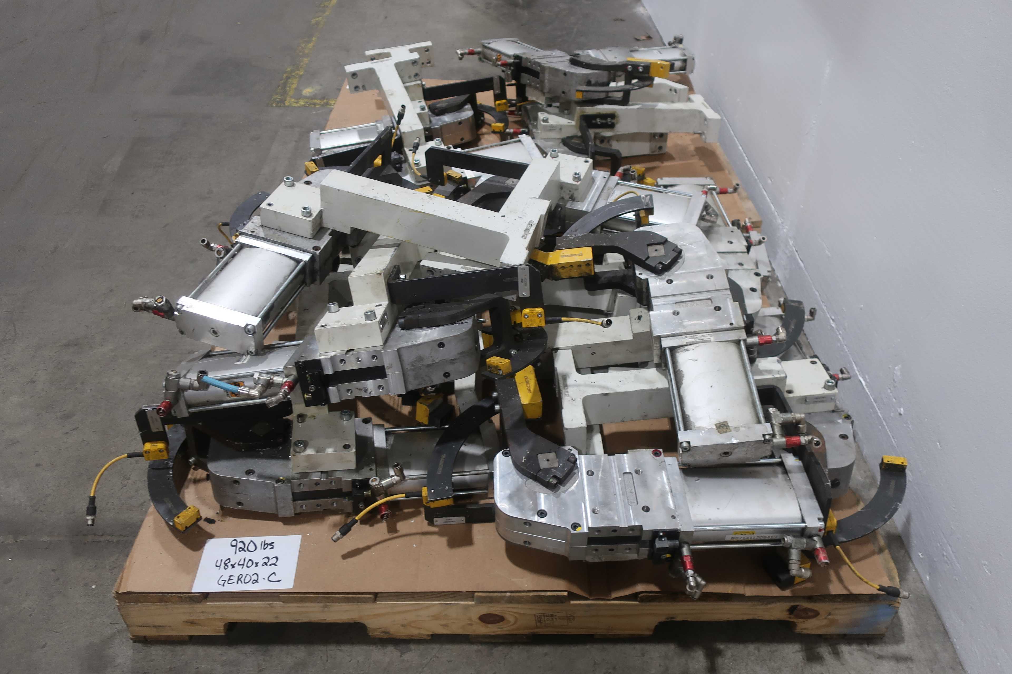 2 PALLETS OF ASSORTED TUNKER V80.1 BR2 A82 T12 5* ~ 135* PNEUMATIC CLAMP ARMS - PNEUMATIC CYLINDERS & ACTUATORS