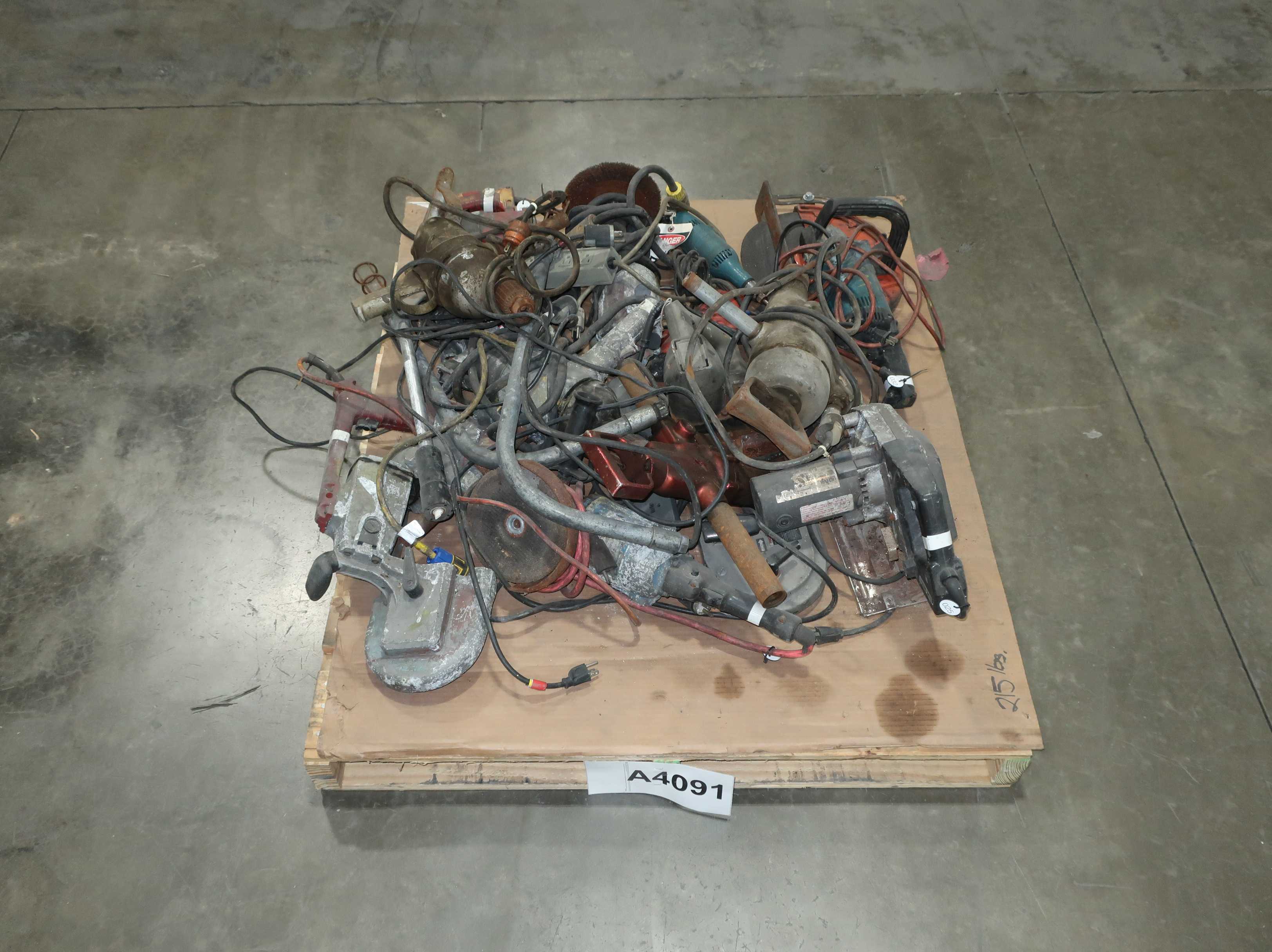 PALLET OF ASSORTED TOOLS - TOOLS
