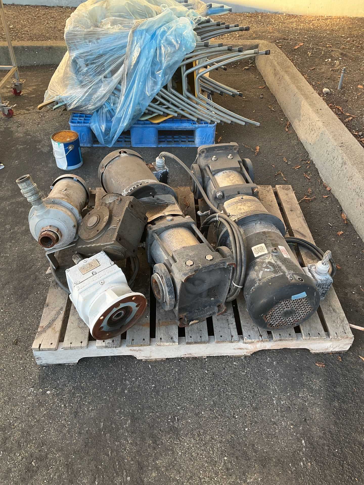PALLET OF MOTORS AND GEAR BOXES - POWER TRANSMISSION
