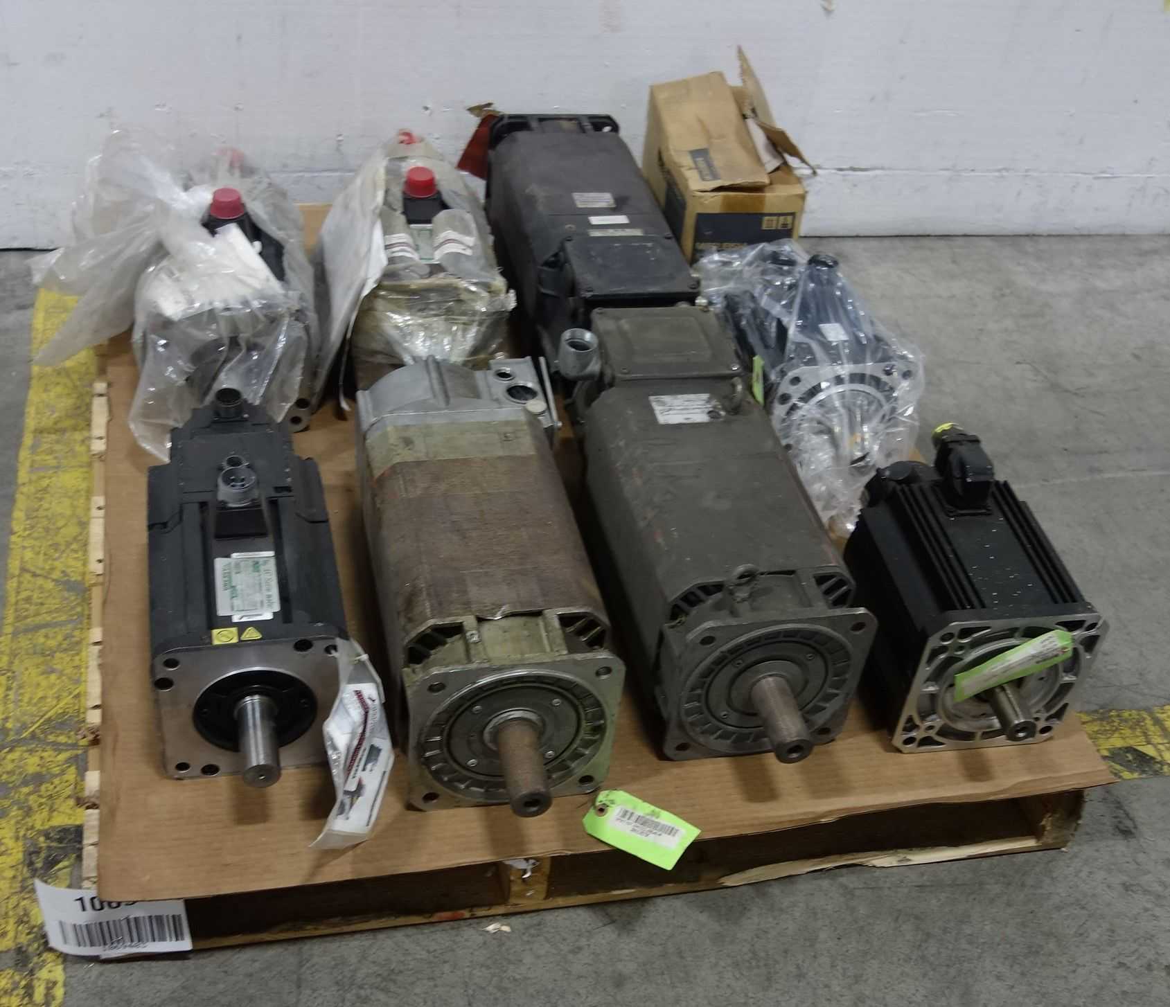 SKU 1069403- LOT OF ASSORTED SERVO MOTORS - SERVO MOTORS