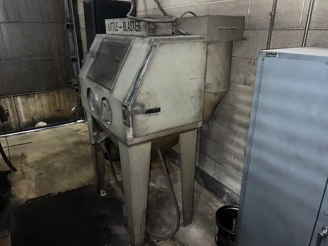 BLAST-IT-ALL LITTLE-BLASTER SAND BLASTING MACHINE - undefined