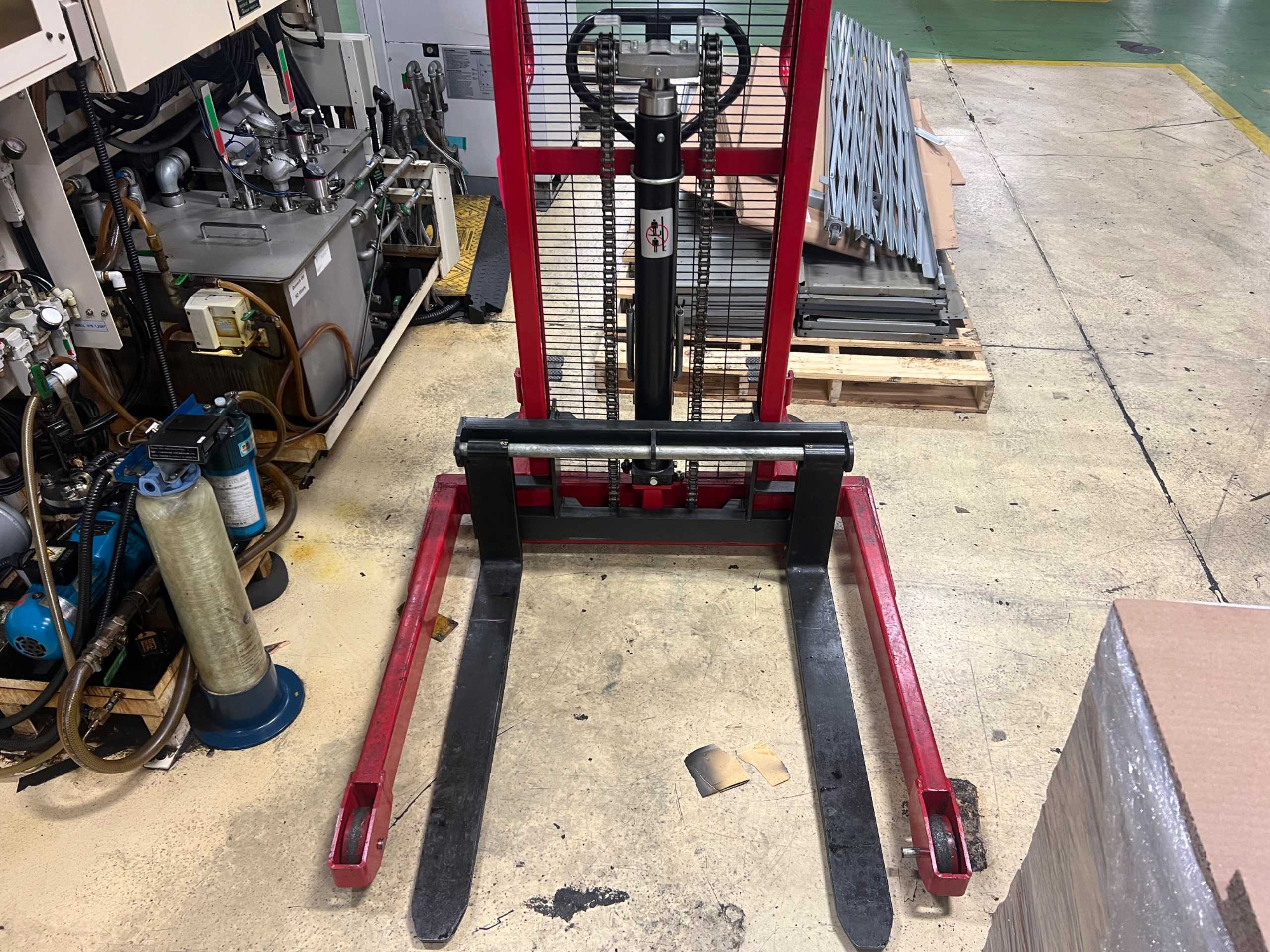 DAYTON 4VME8 MANUAL HYDRAULIC STACKER - LIFTING EQUIPMENT