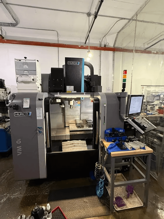 2022 HURCO VM10I PLUS VERTICAL MACHINING CENTER 26X16X20IN TRAVELS 12K RPM 15 HP 24 ATC - VERTICAL MACHINING CENTERS