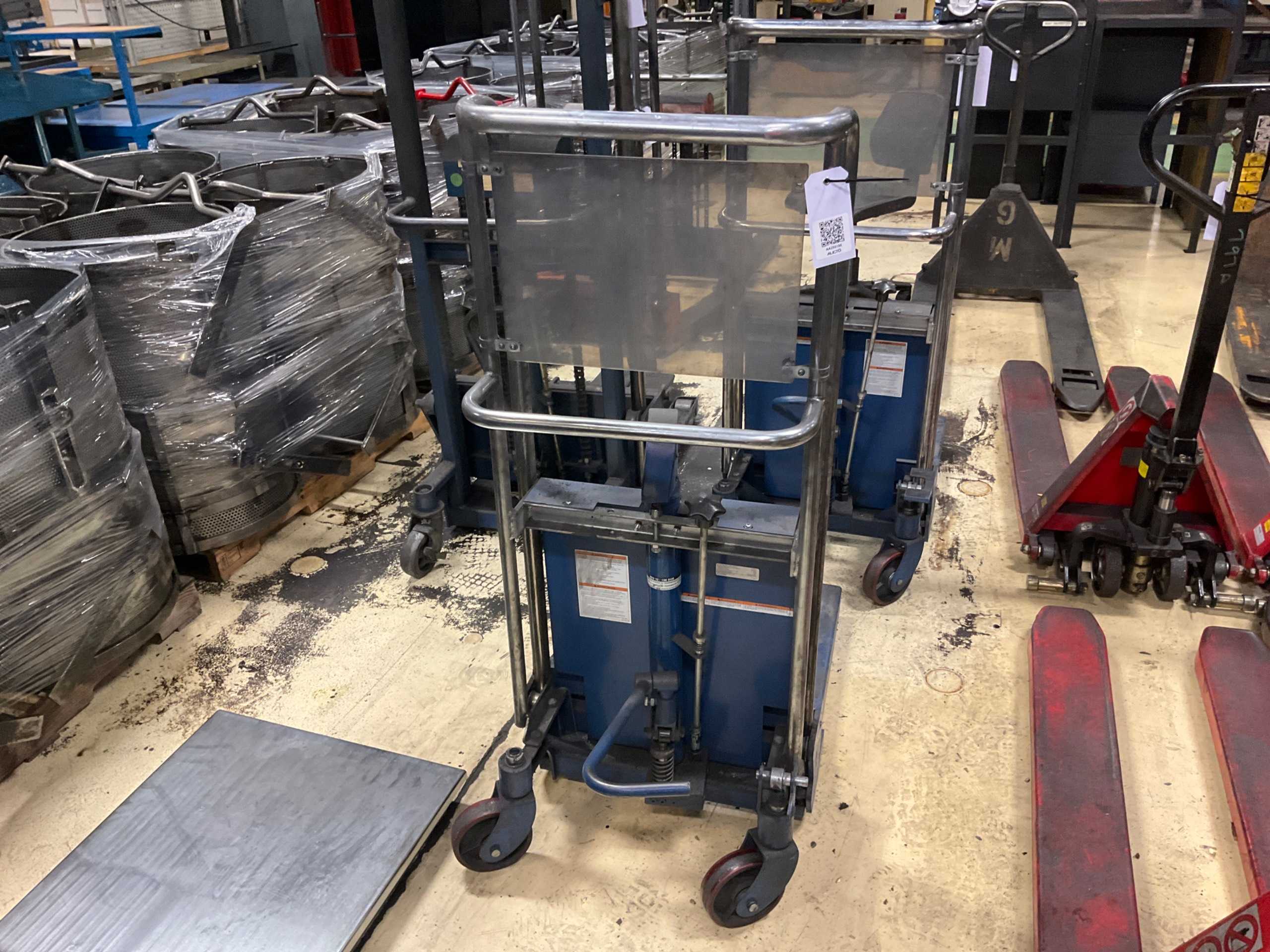 HYDRAULIC STRADDLE STACKER - LIFTING EQUIPMENT