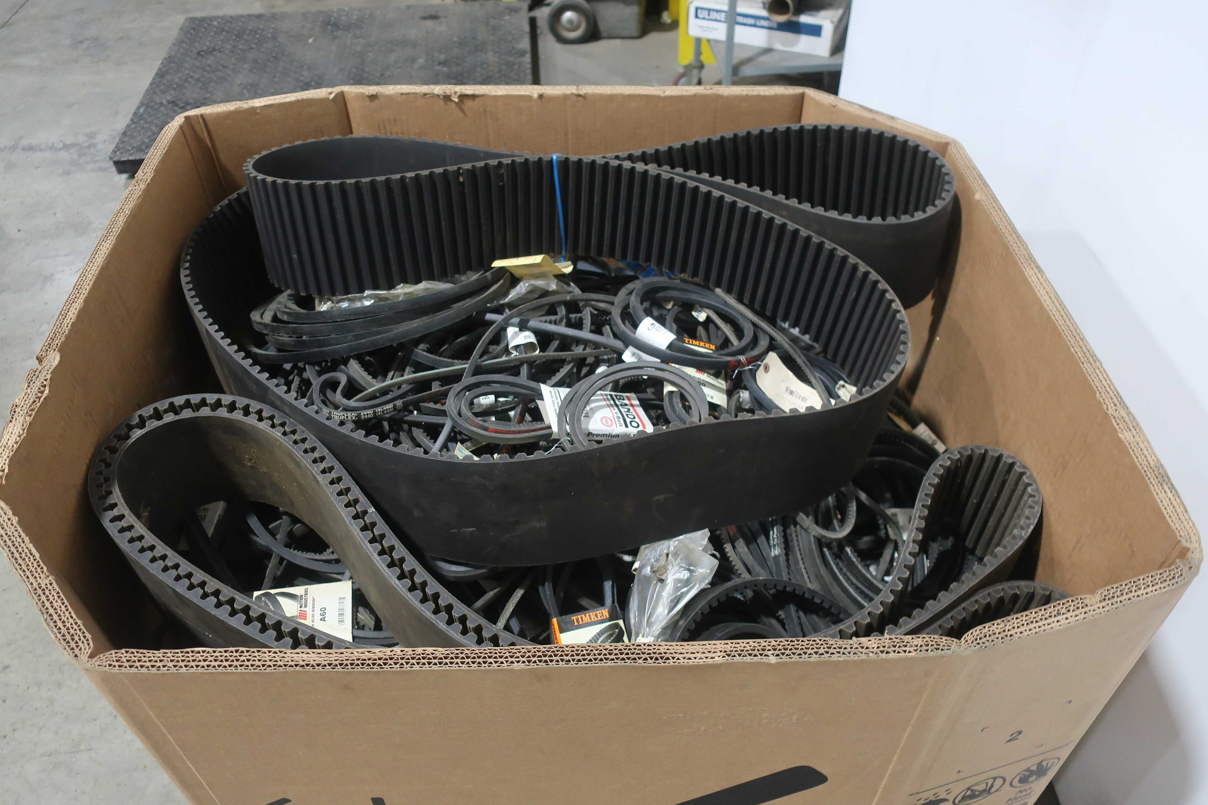 LOT OF ASSORTED V-BELTS