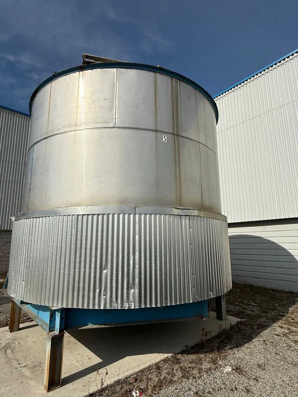 VERTICAL STORAGE TANK, 48000L, SS, JACKETED, 165X165X150IN, 18000 LBS - TANKS