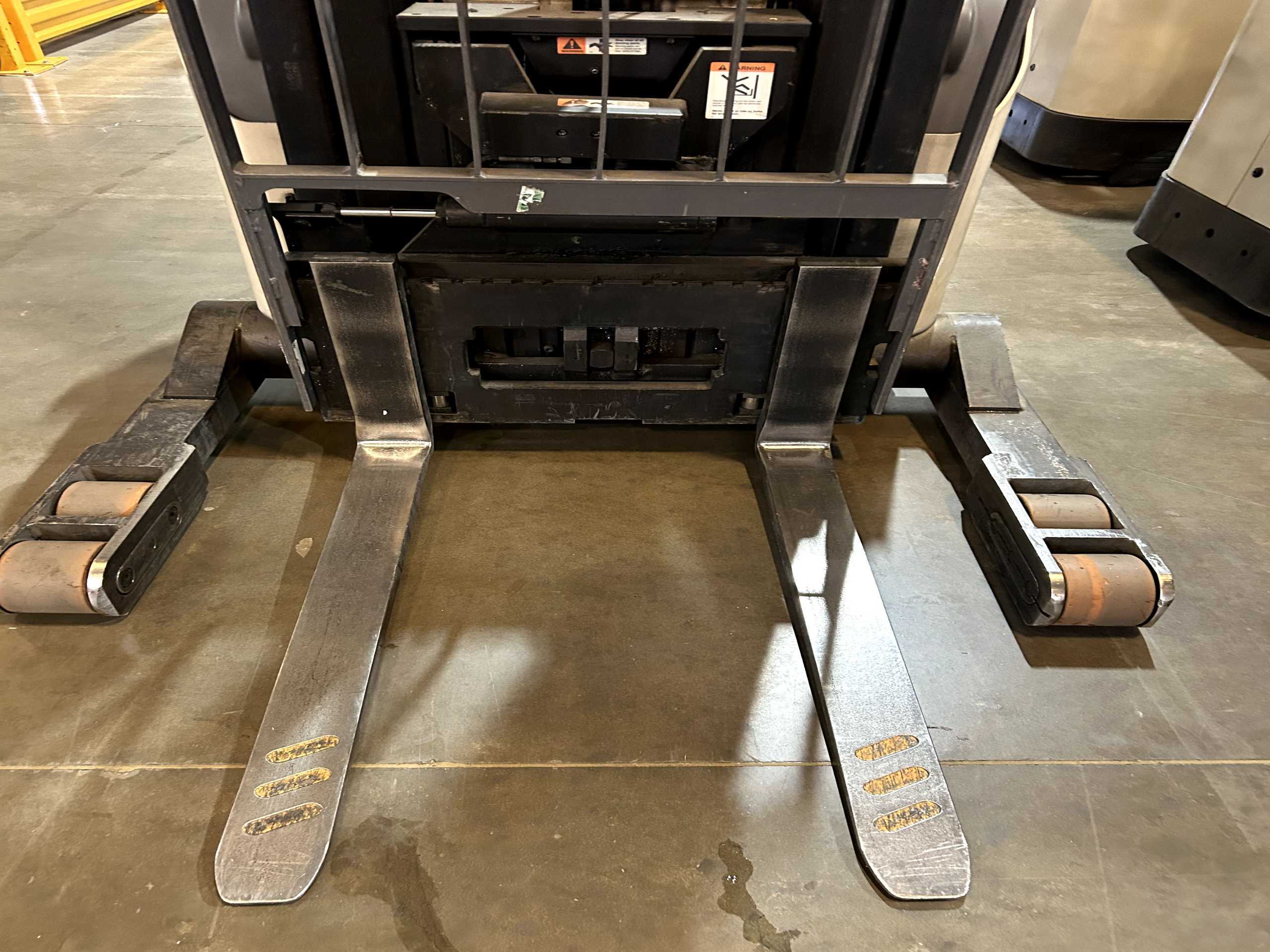 CROWN RR5725-45 REACH TRUCK - REACH TRUCKS