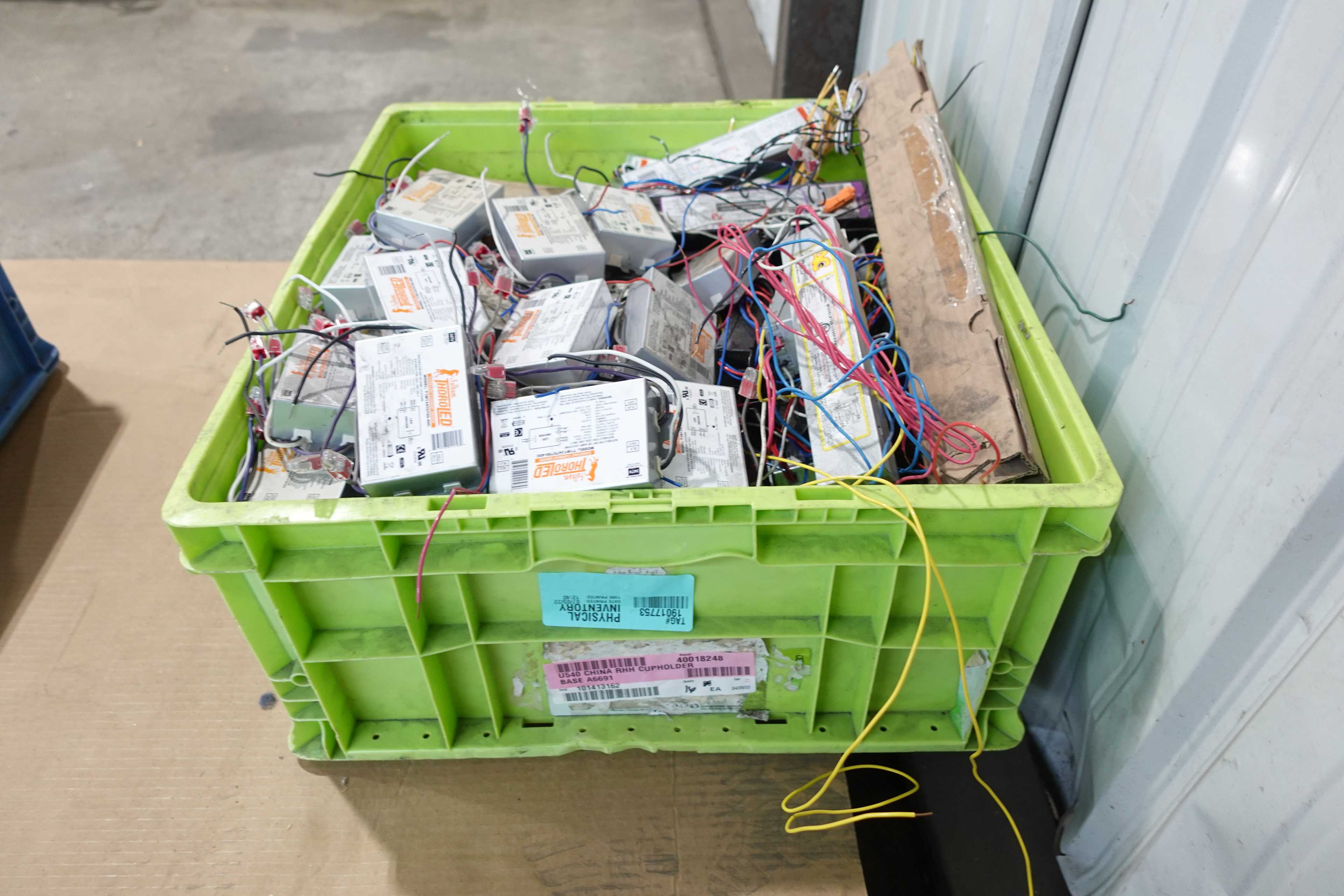 TOTE OF ASSORTED BALLASTS AND CONSTANT CURRENT DRIVERS - BALLASTS