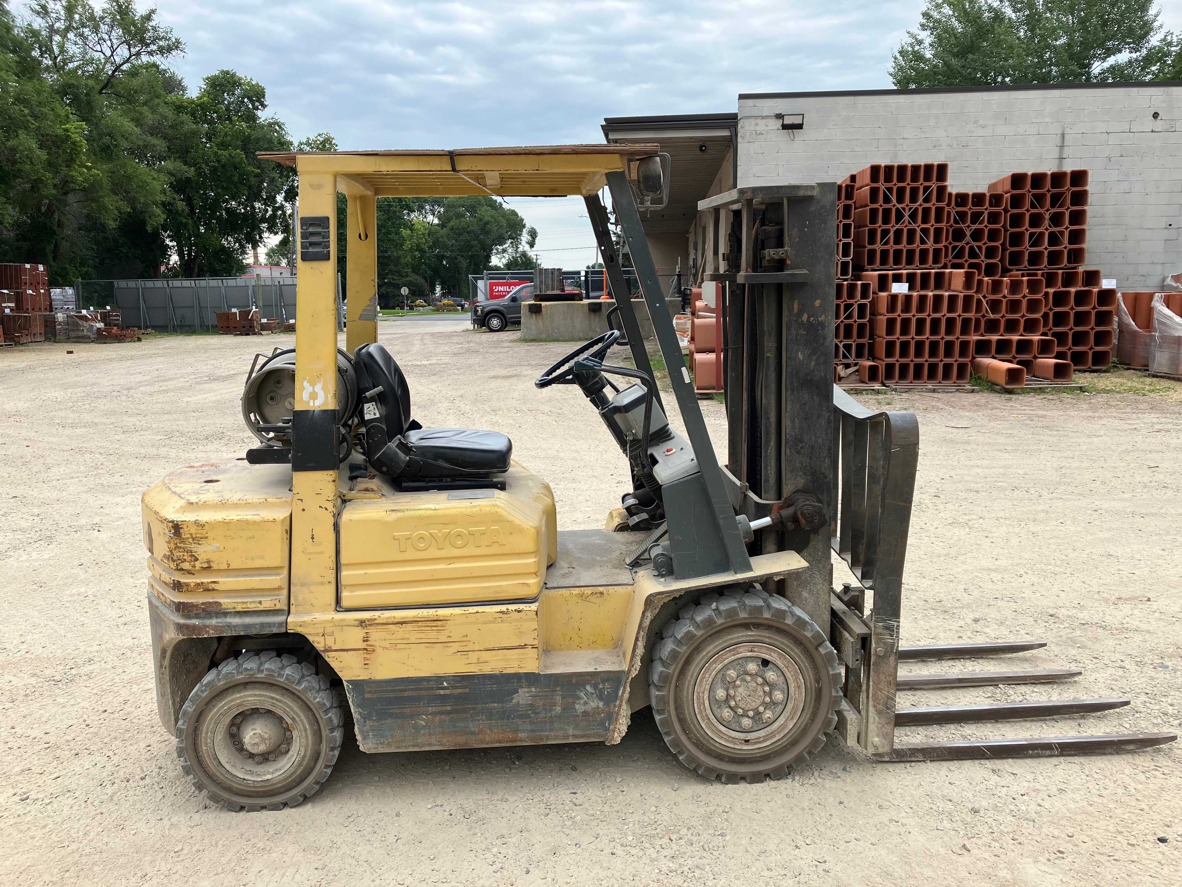 1988 TOYOTA FG25 COUNTERBALANCE FORKLIFT - COUNTERBALANCE FORKLIFT