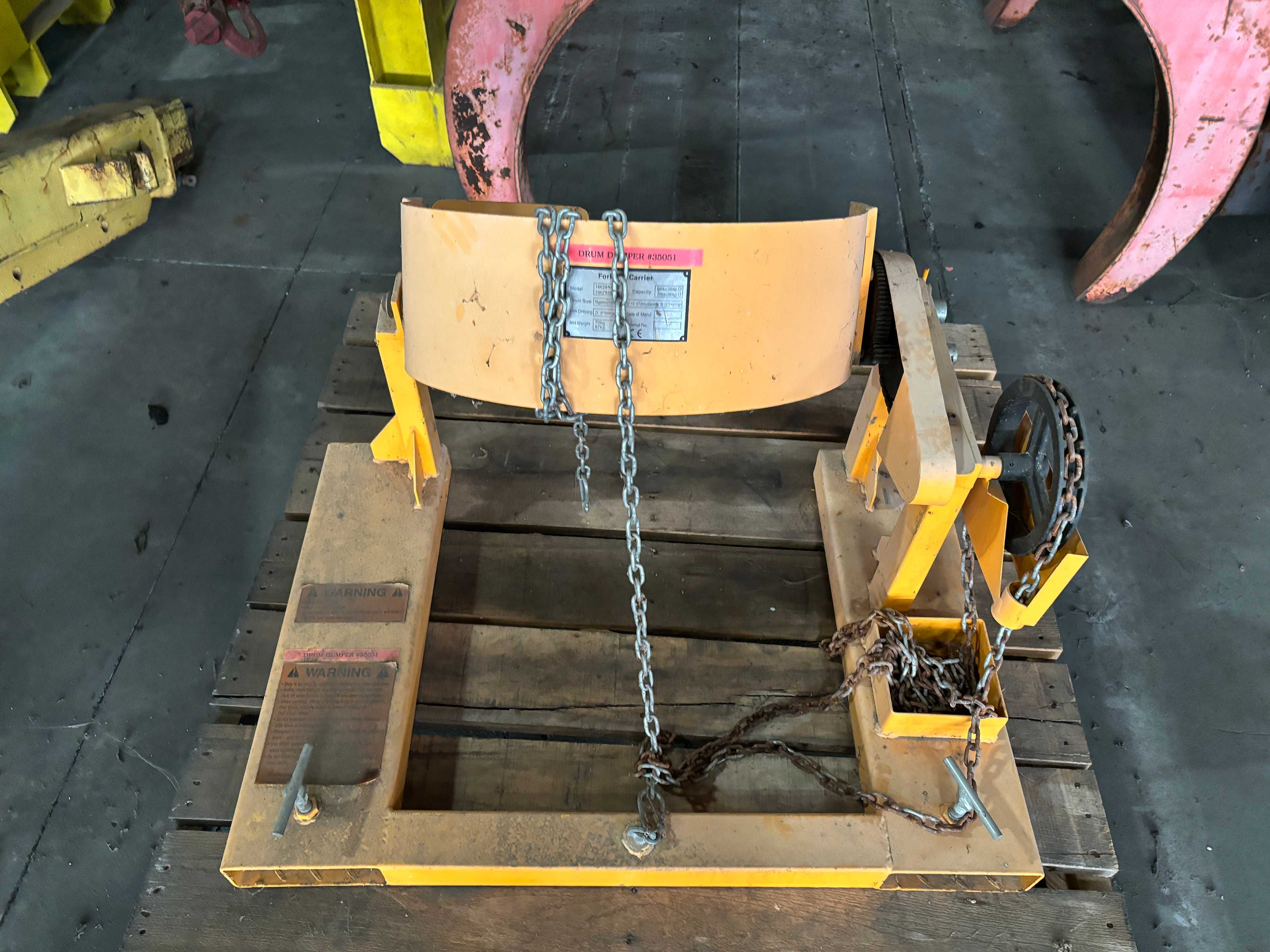 GLOBAL INDUSTRIAL HK285A FORKLIFT TILTING DRUM DUMPER LIFTING ATTACHMENT - LIFTING ATTACHMENTS