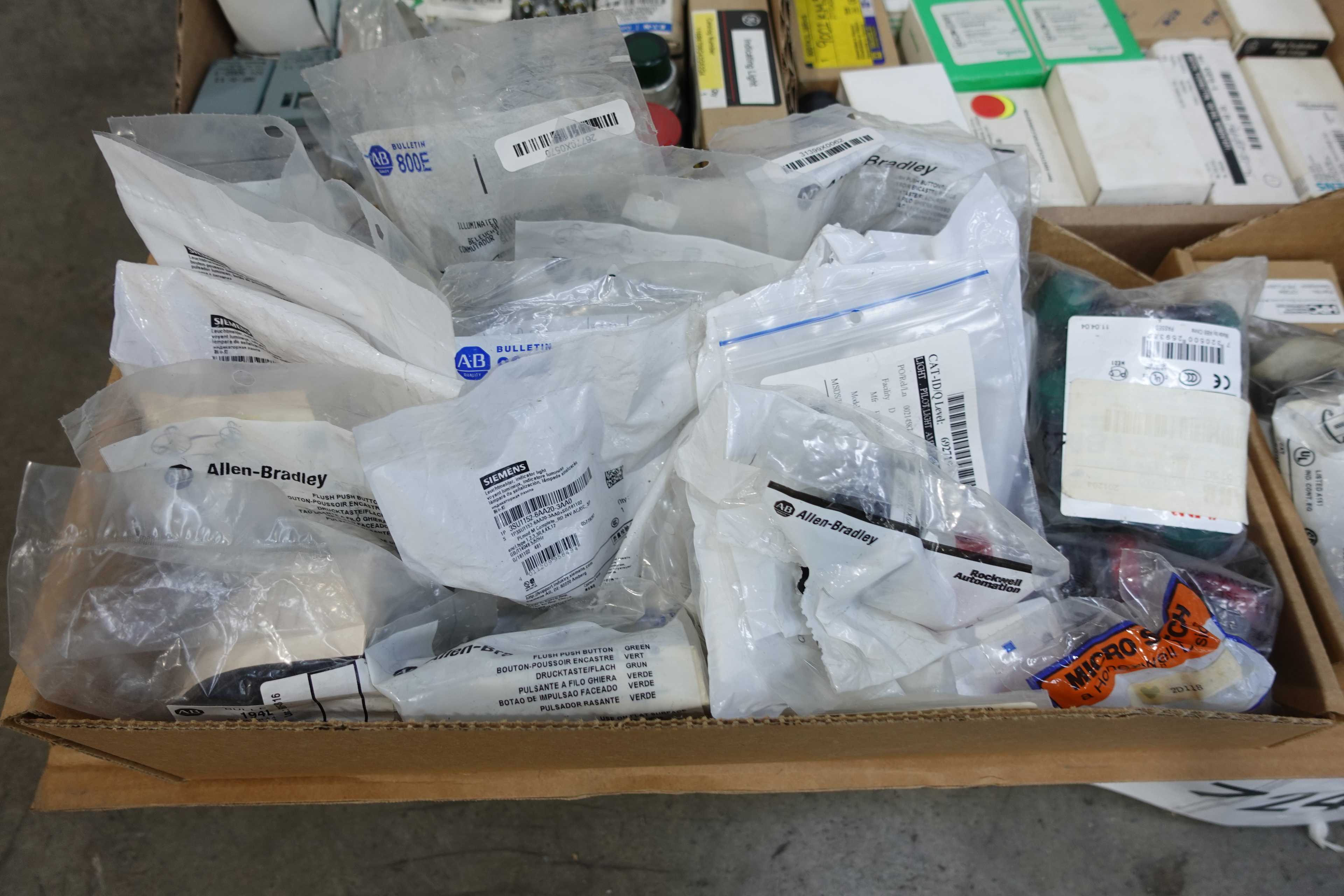 SKU 1724384 - PALLET OF PUSH BUTTONS, PILOT LIGHTS AND SELECTOR SWITCHES - AUTOMATION & CONTROLS