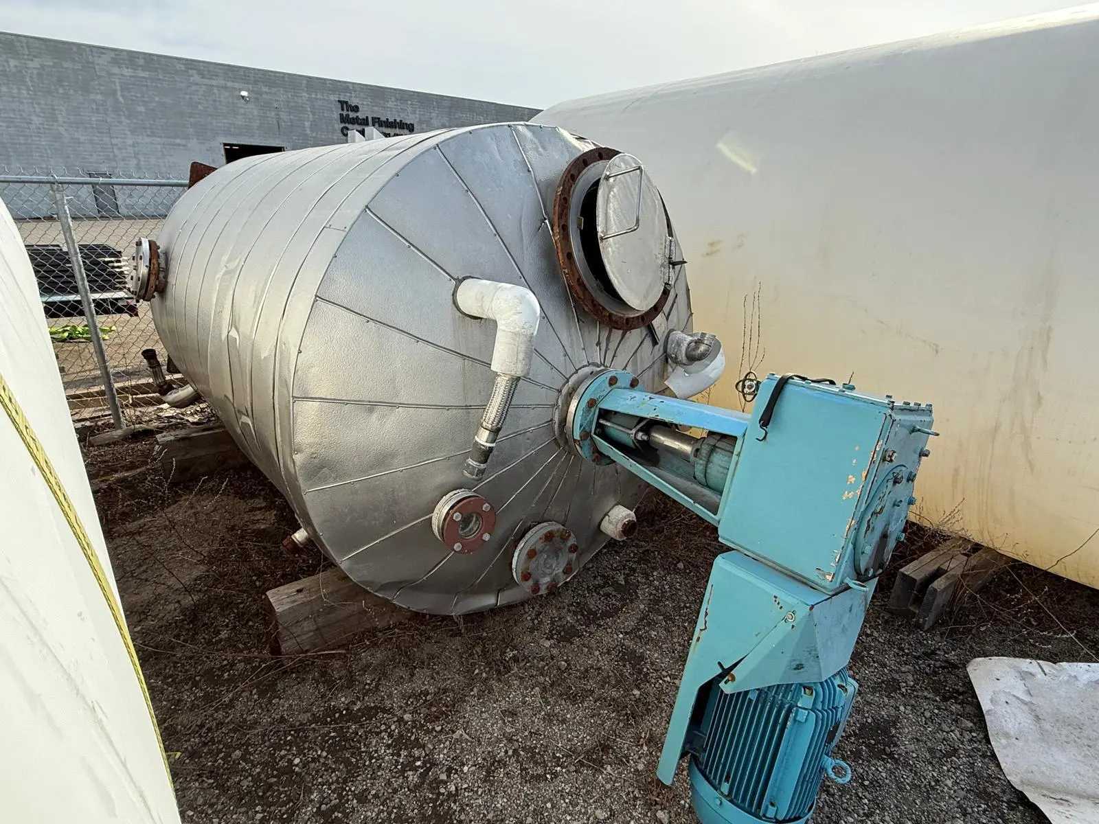 CHEMINEER 3HTA20 JACKETED SS REACTOR, 2600 GAL, 20HP, COIL, 80X80X120IN, 5000KG - TANKS