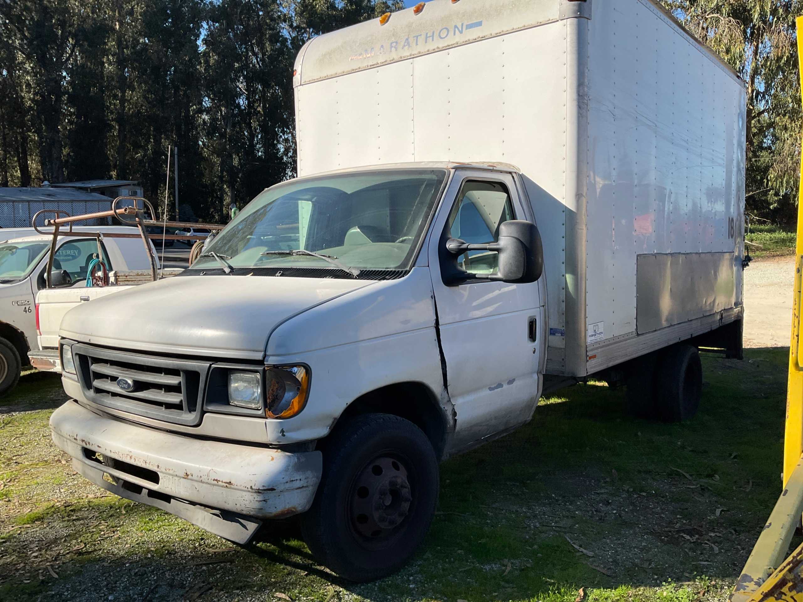 2004 FORD E-350 STRAIGHT CARGO TRUCK - BOX TRUCKS