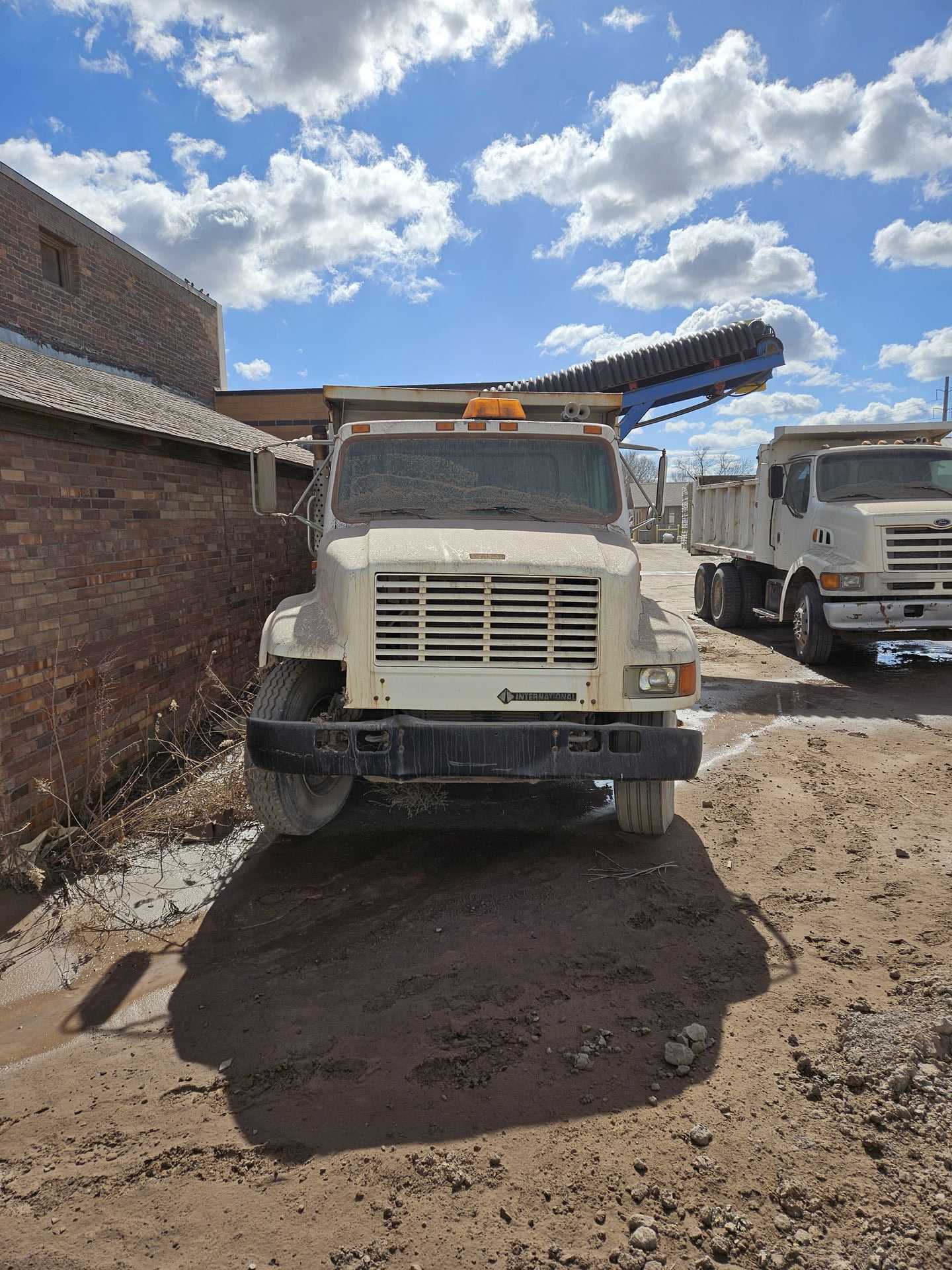 1997 INTERNATIONAL 4900 DUMP TRUCK - DUMP TRUCKS