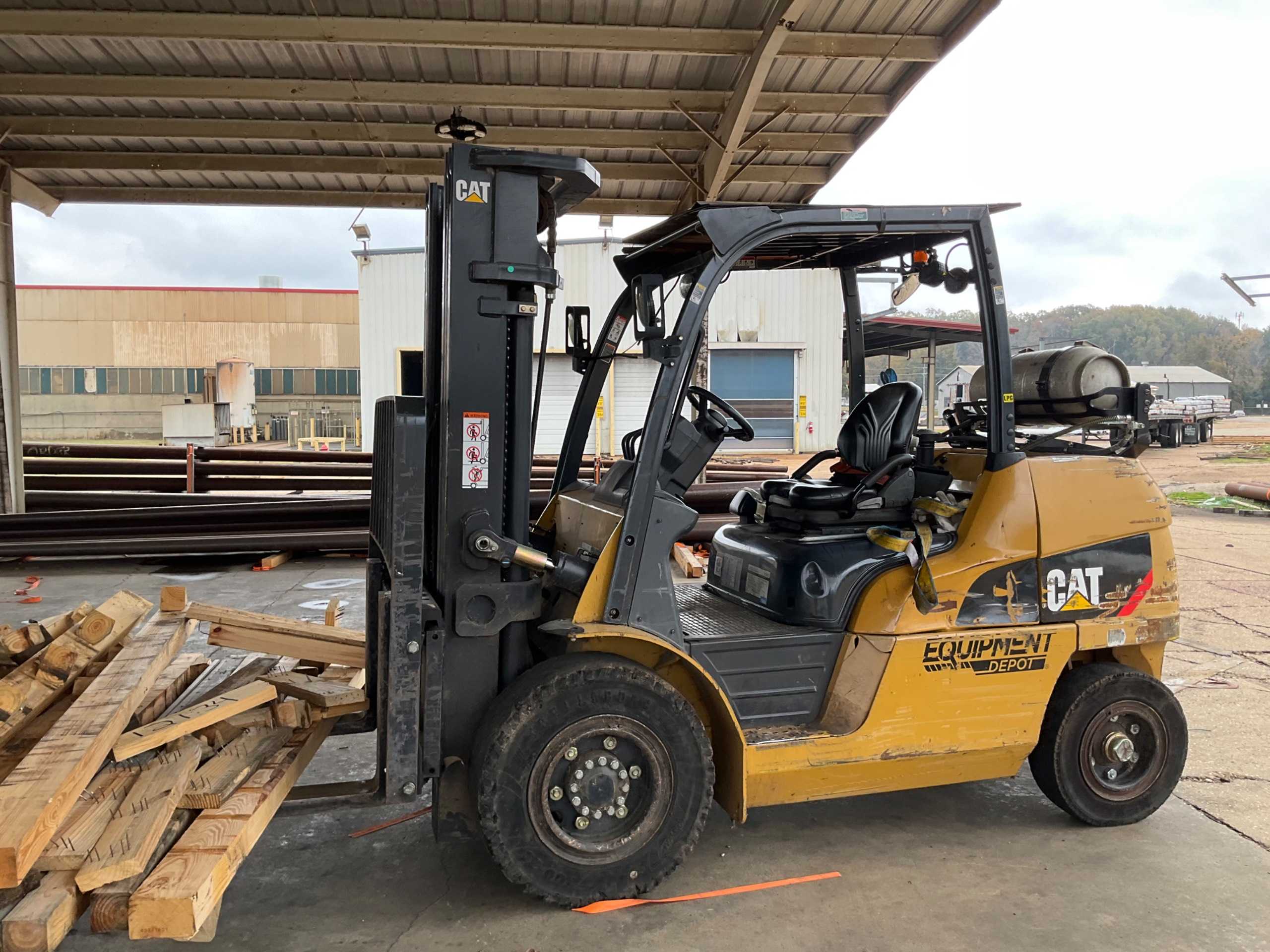 CATERPILLAR GP50CN1 SIT-DOWN FORKLIFT - SIT-DOWN FORKLIFTS
