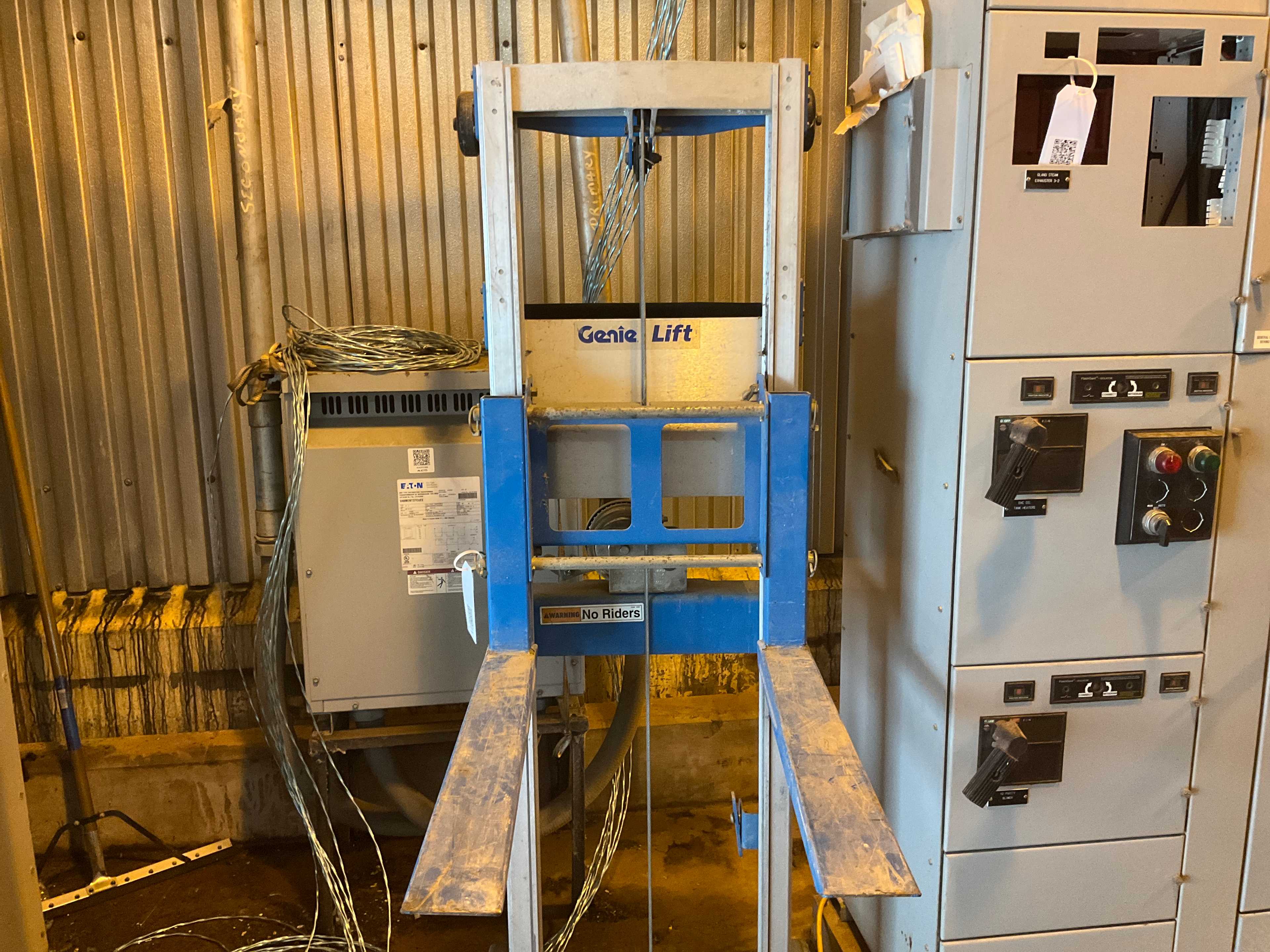 GENIE GL-8 MANUAL FORK-OVER STACKER - LIFTING EQUIPMENT