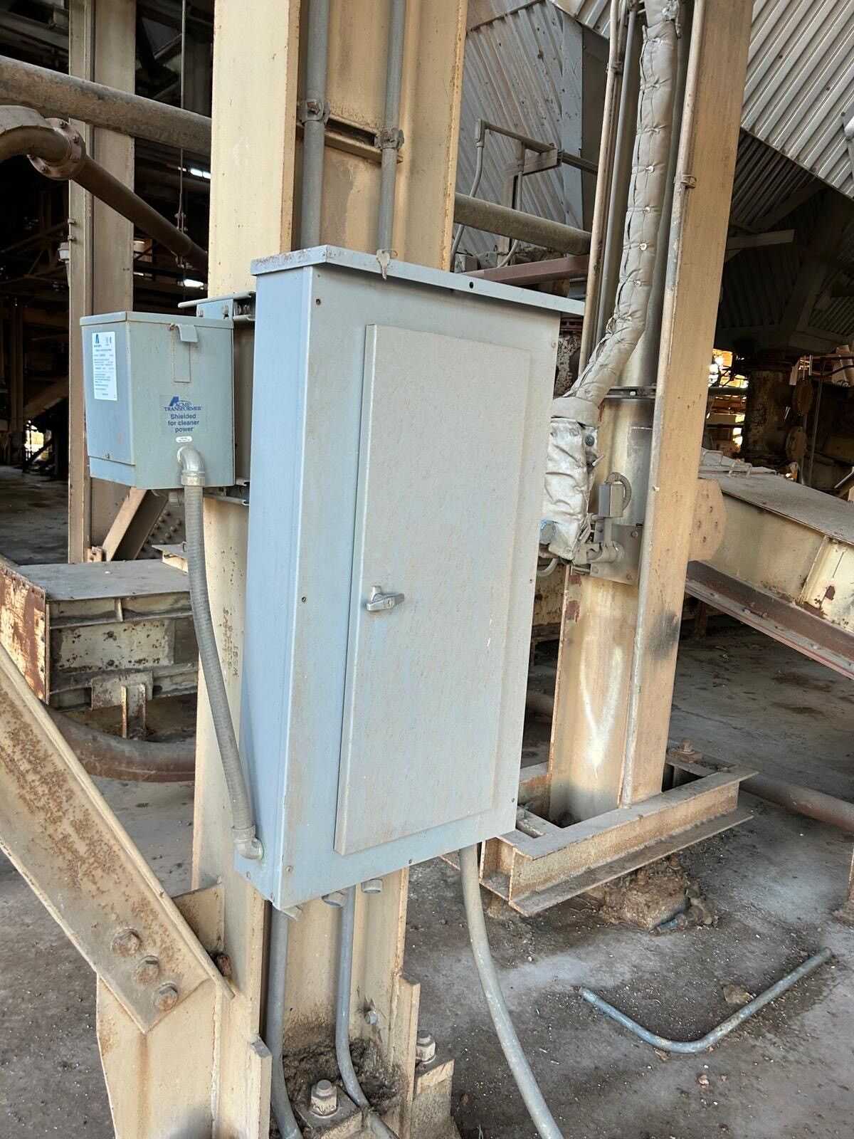 INSTRUMENTATION AND ELECTRICAL PANELS OUTSIDE THE TURBINE AND ON THE MAIN FLOOR - ELECTRICAL COMPONENTS