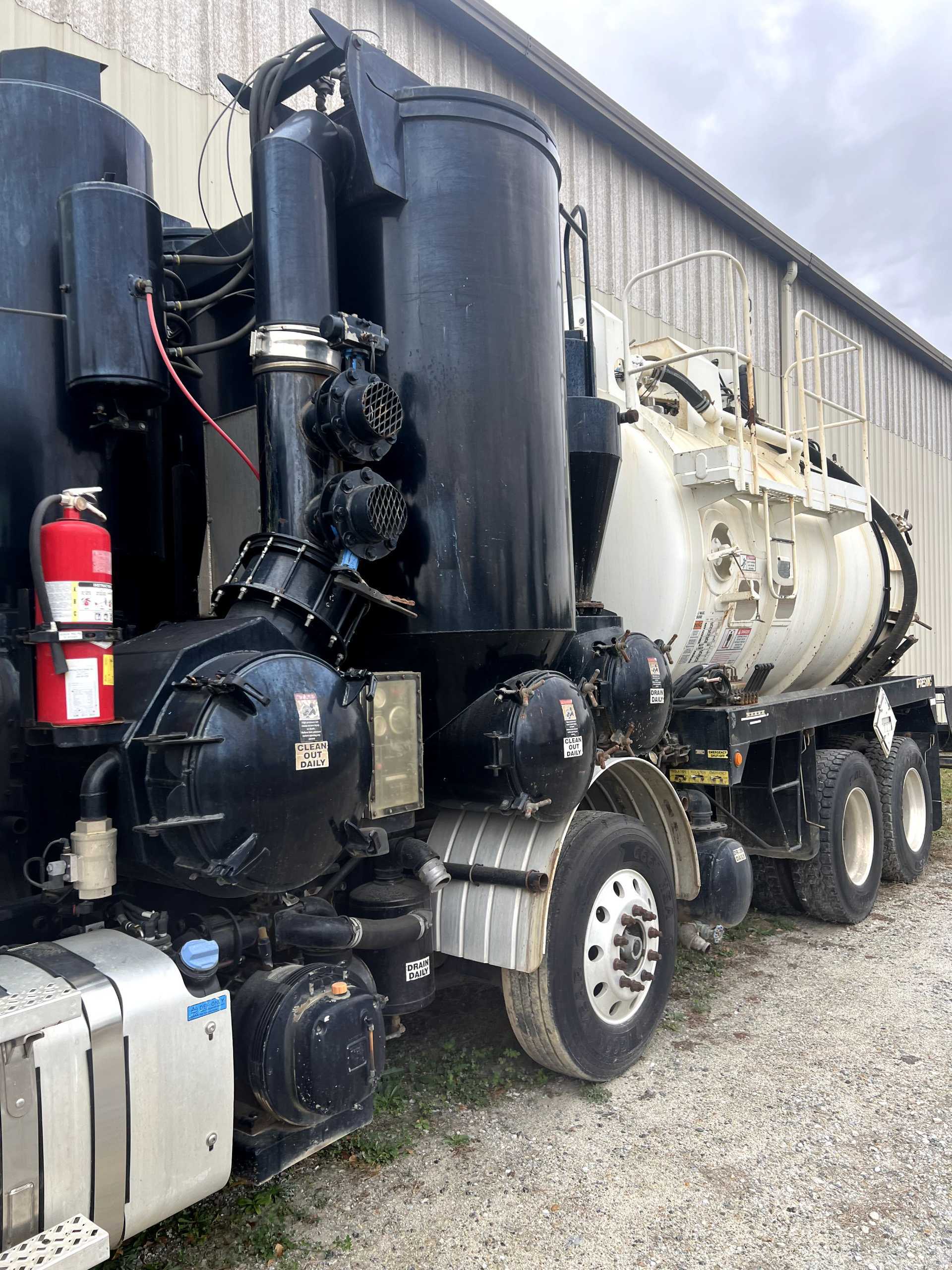 2013 PRESVAC DOT 412 INDUSTRIAL VACUUM TRUCK - MACK - VACUUM TRUCKS