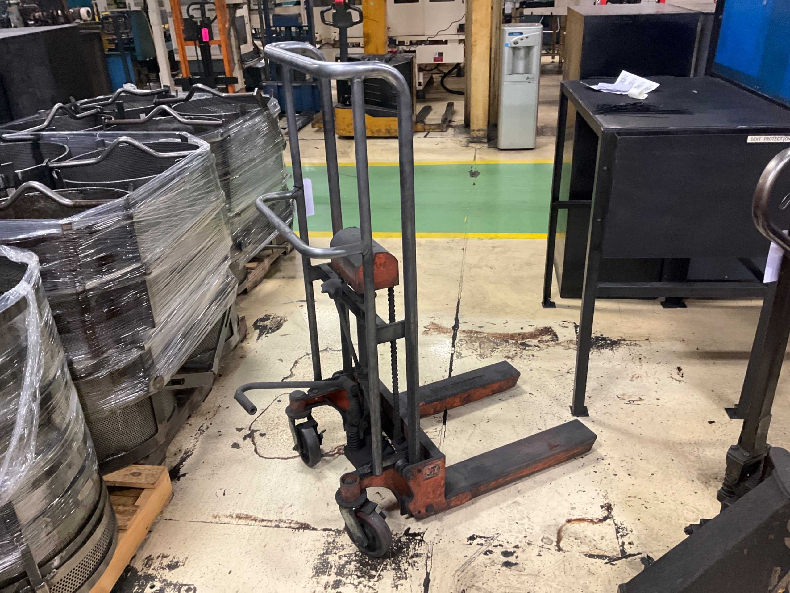 HYDRAULIC STRADDLE STACKER - LIFTING EQUIPMENT
