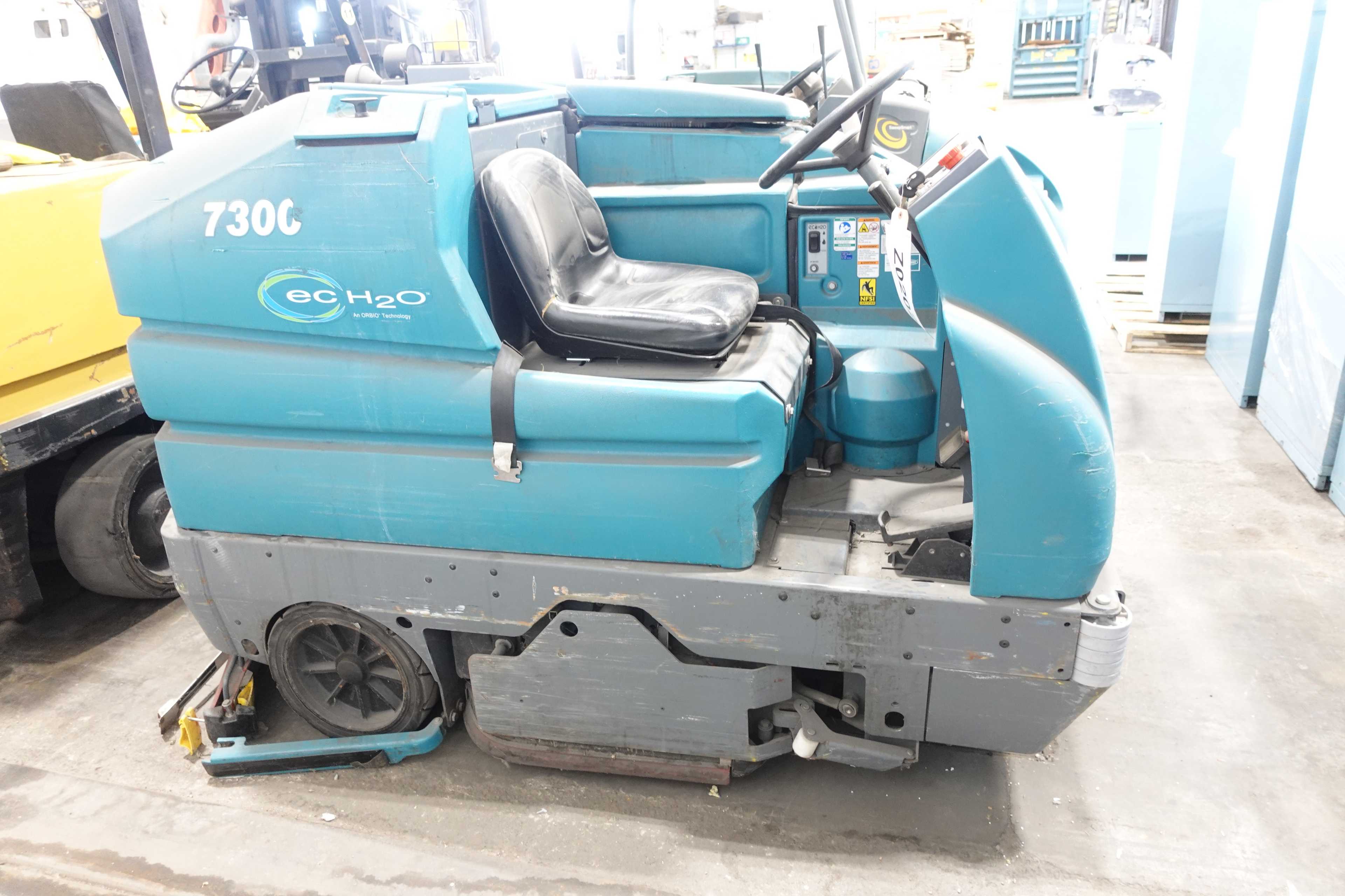 TENNANT 7300 EC H2O INDUSTRIAL FLOOR SCRUBBER - FLOOR SCRUBBERS