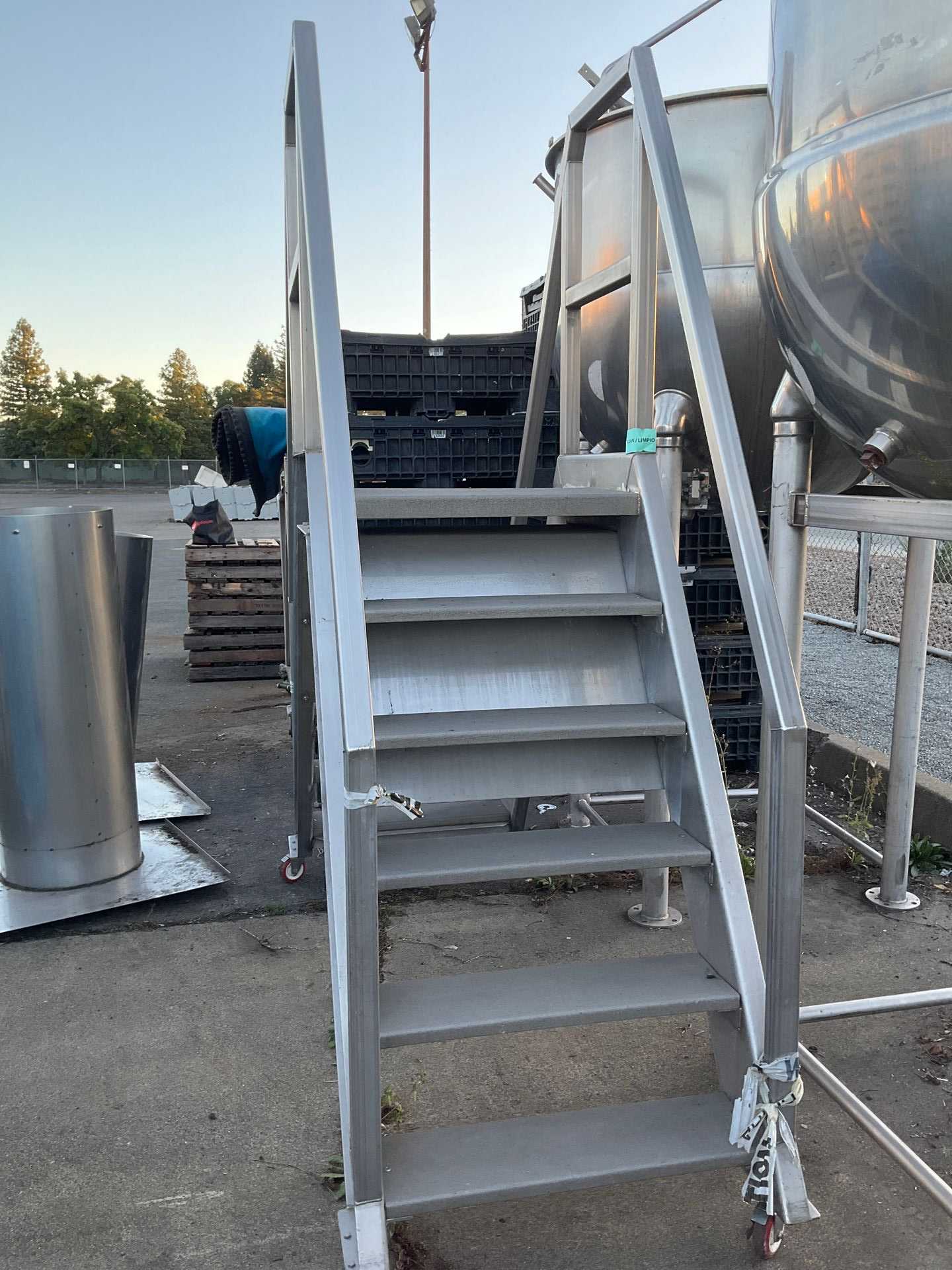 STAINLESS CROSSOVER STAIRS - LADDERS