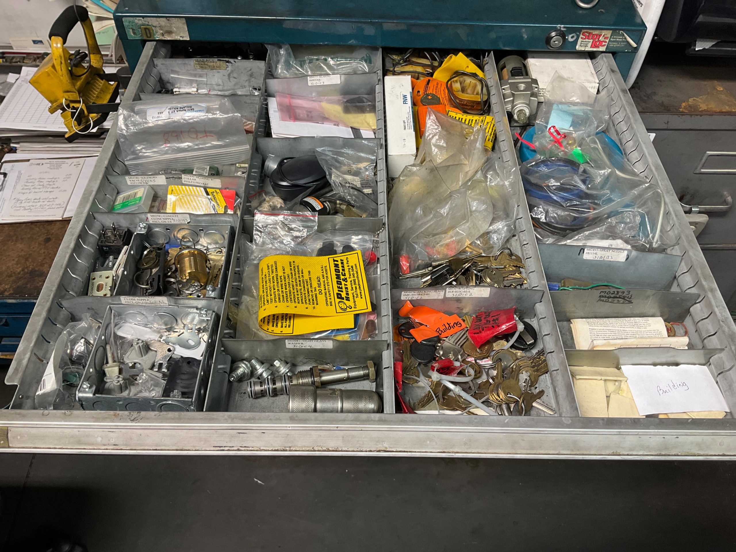DAWER CABINET WITH CONTENTS - DRAWER CABINET