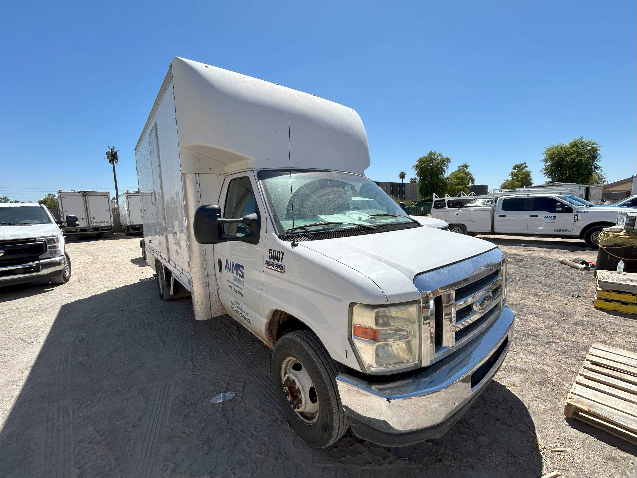 2011 FORD E-450 STRAIGHT CARGO TRUCK - BOX TRUCKS