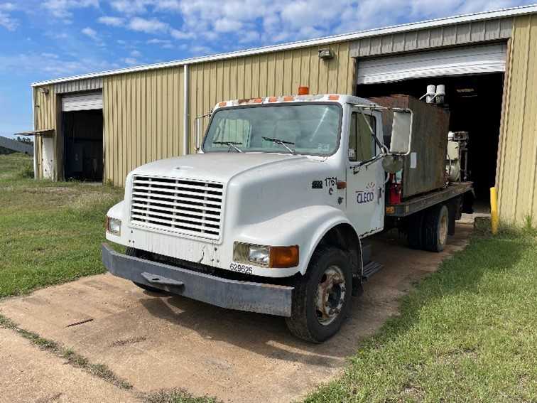 1995 INTERNATIONAL 4700 DT466 LUBE UTILITY TRUCK - UTILITY TRUCK