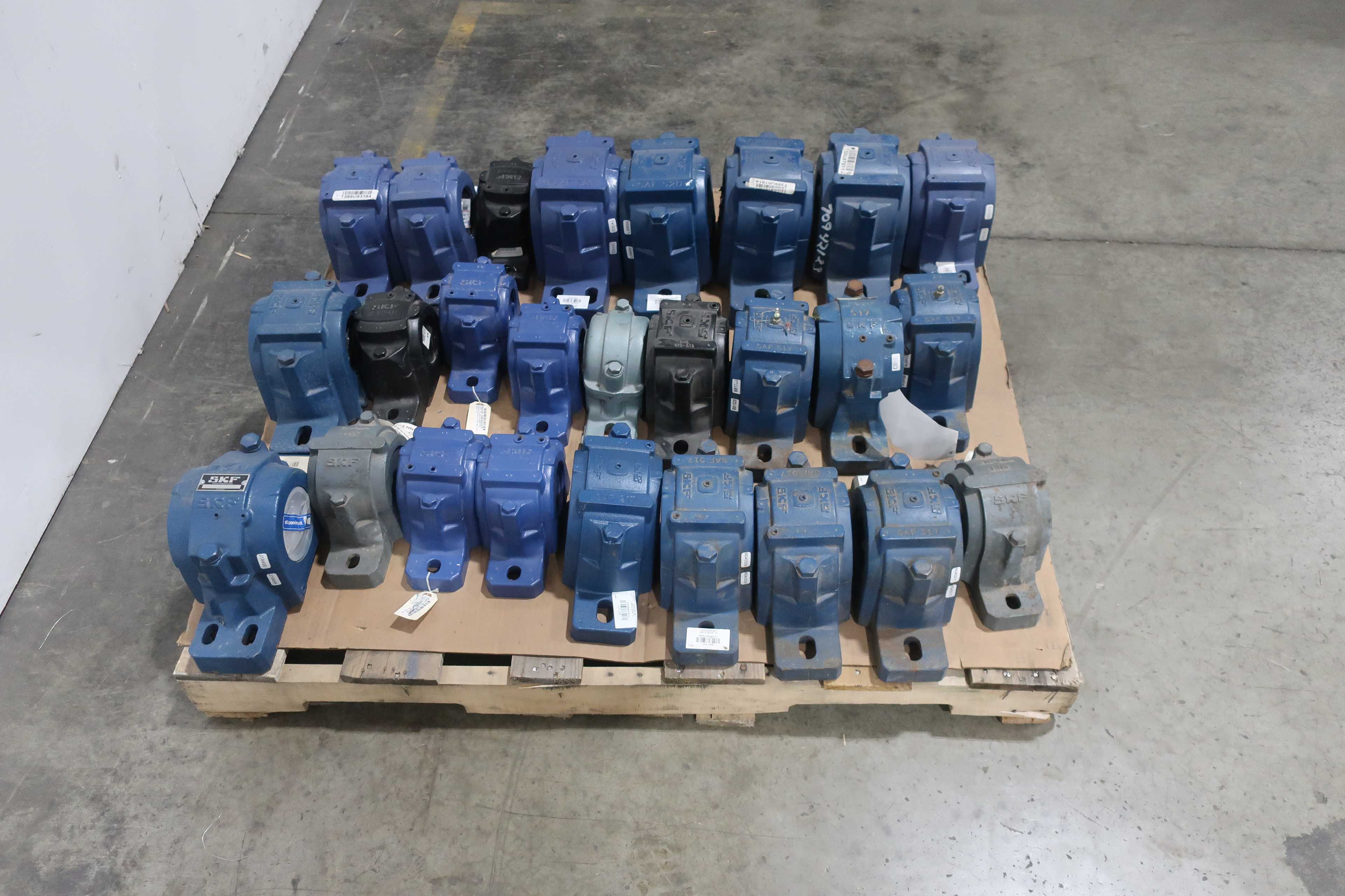 SKU 1749319 - PALLET OF ASSORTED SKF SPLIT-CASE PILLOW BLOCK BEARING HOUSINGS - BEARINGS