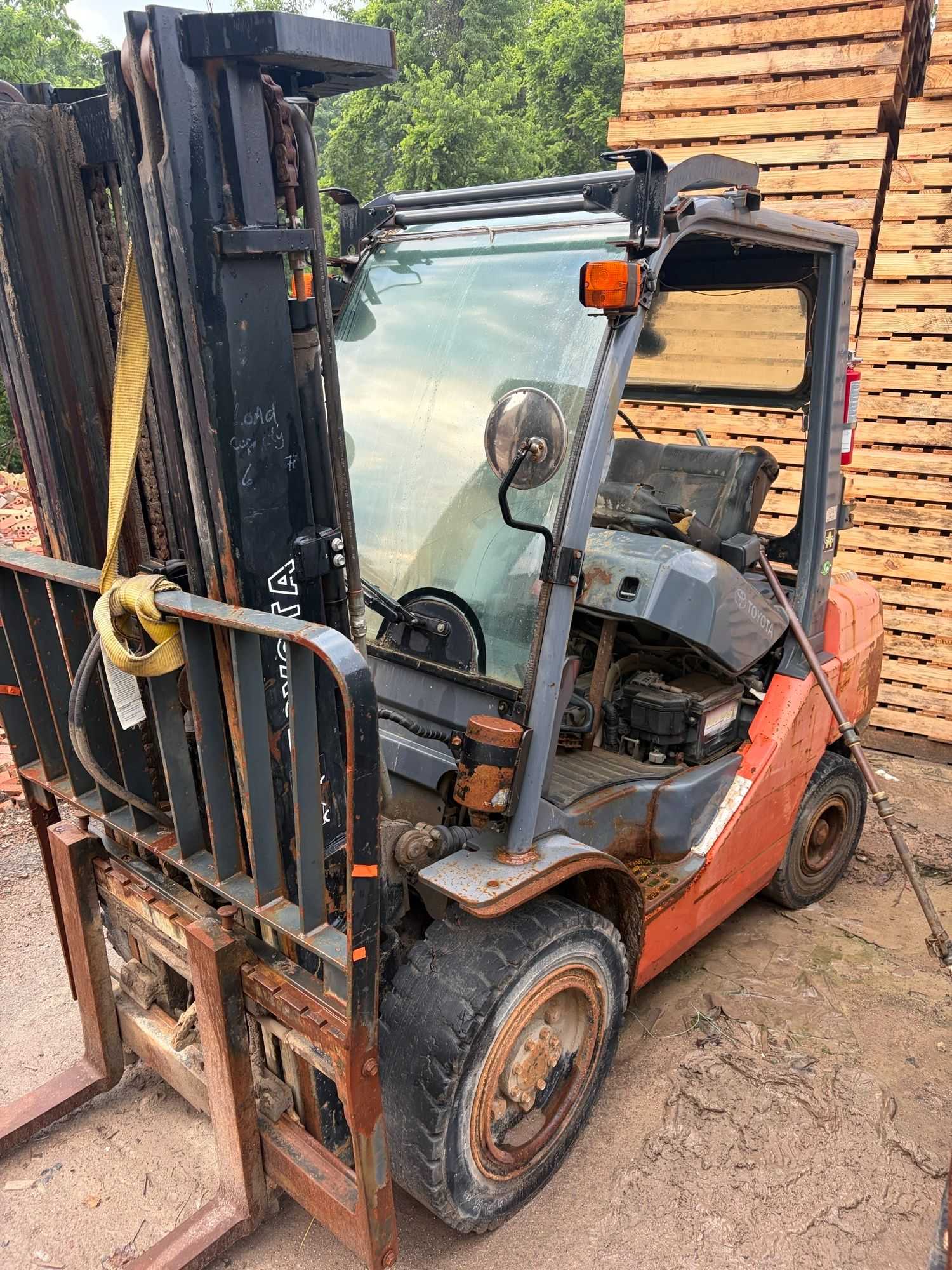 2010 TOYOTA 8FGU30 LPG FORKLIFT, 6000 LB CAPACITY, 187" MAX LIFT HEIGHT, LIKE NEW! - SIT-DOWN FORKLIFTS